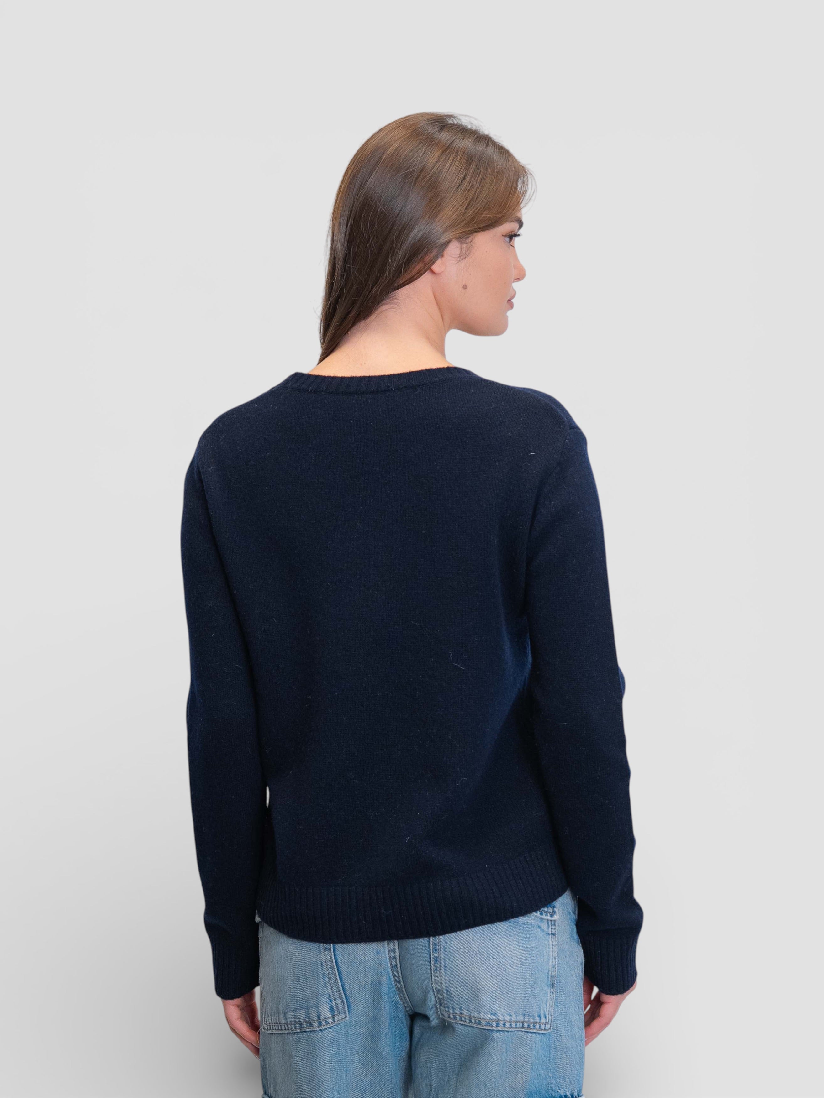 Тъмносин пуловер със златиста бродерия и флорални мотиви