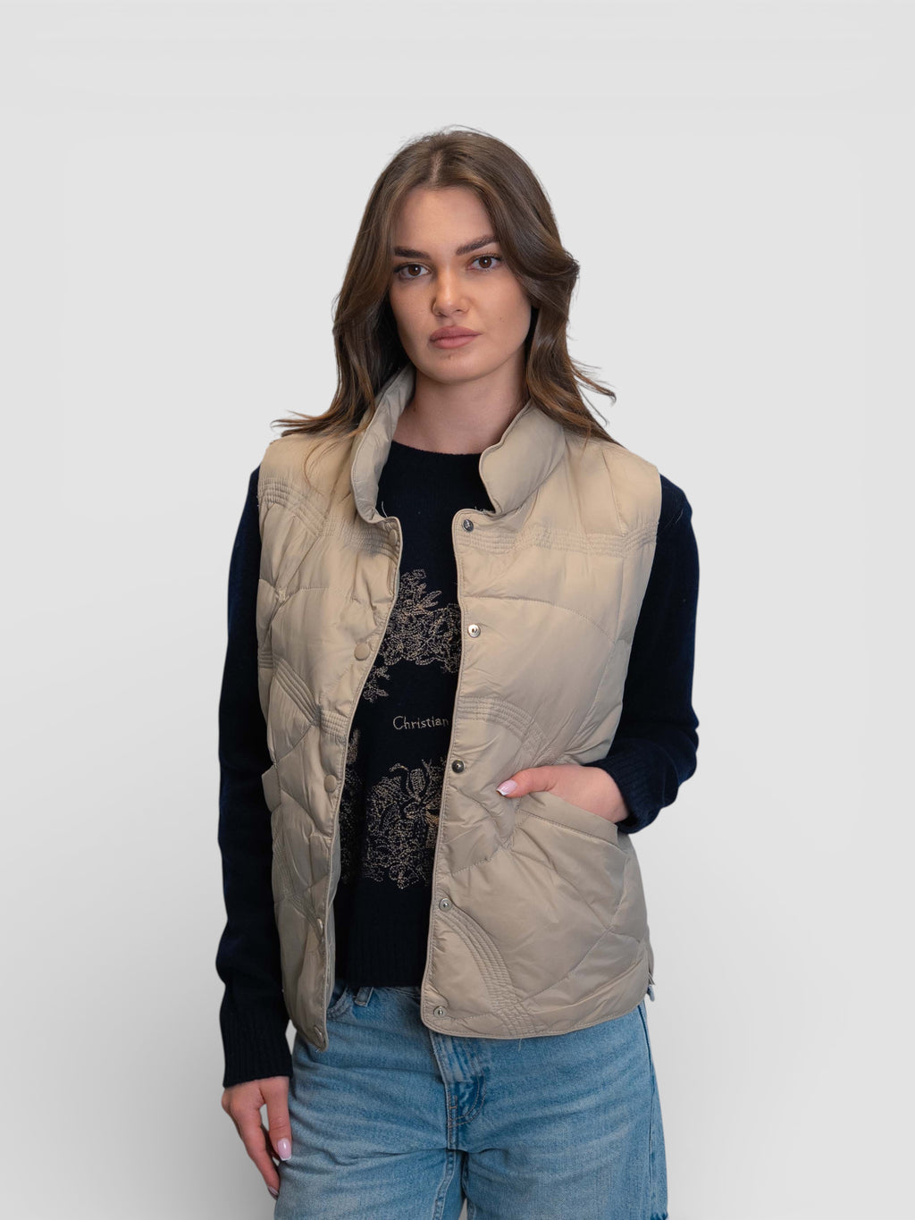 Бежов капитониран елек със столче яка