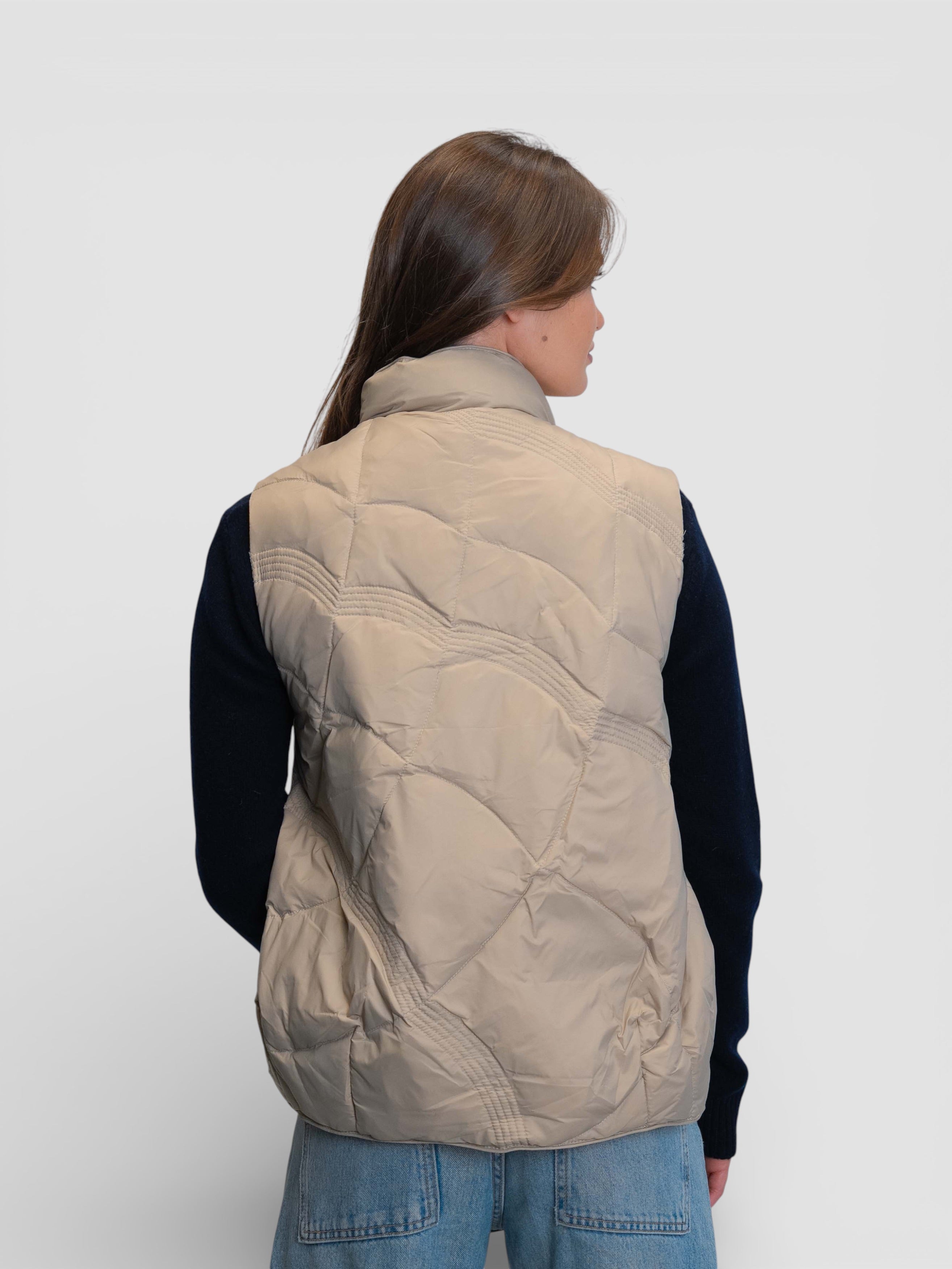 Бежов капитониран елек със столче яка