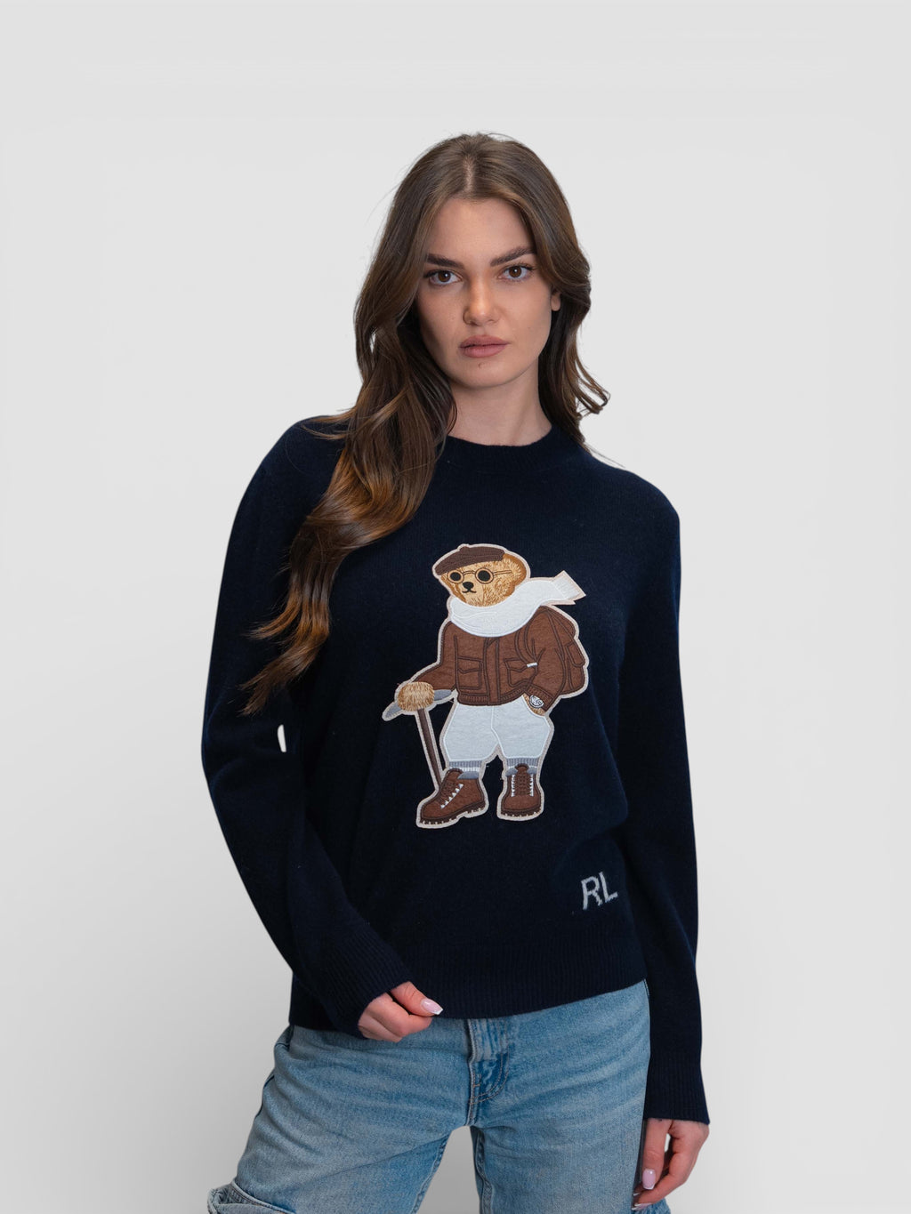 Тъмносин пуловер с апликация на мече