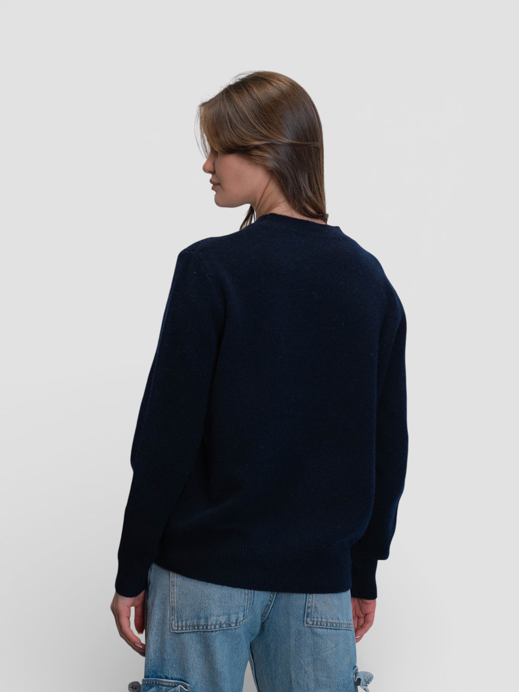 Тъмносин пуловер с апликация на мече