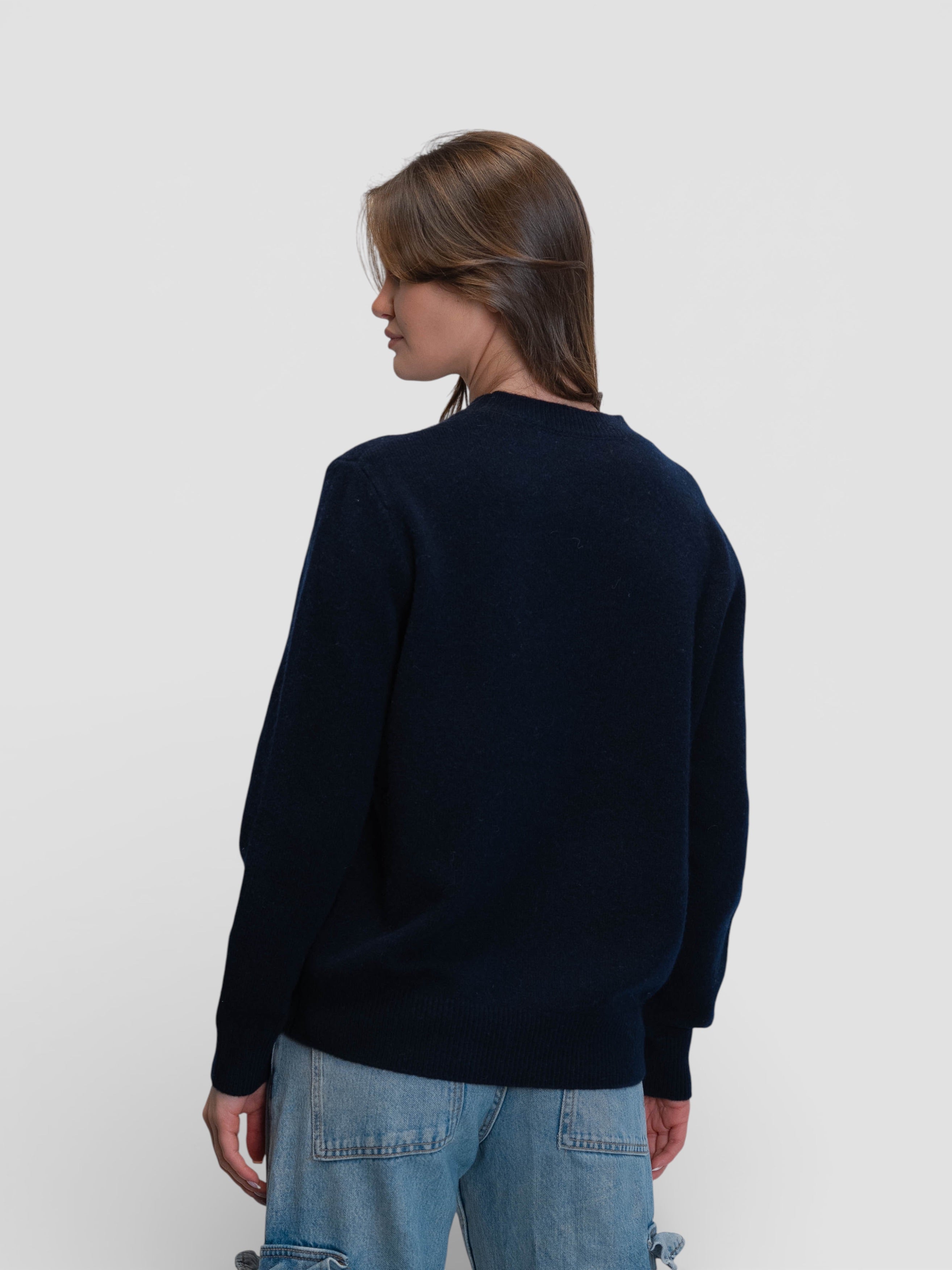 Тъмносин пуловер с апликация на мече