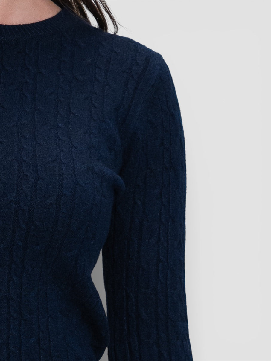 Тъмносин плетен пуловер с релефни елементи