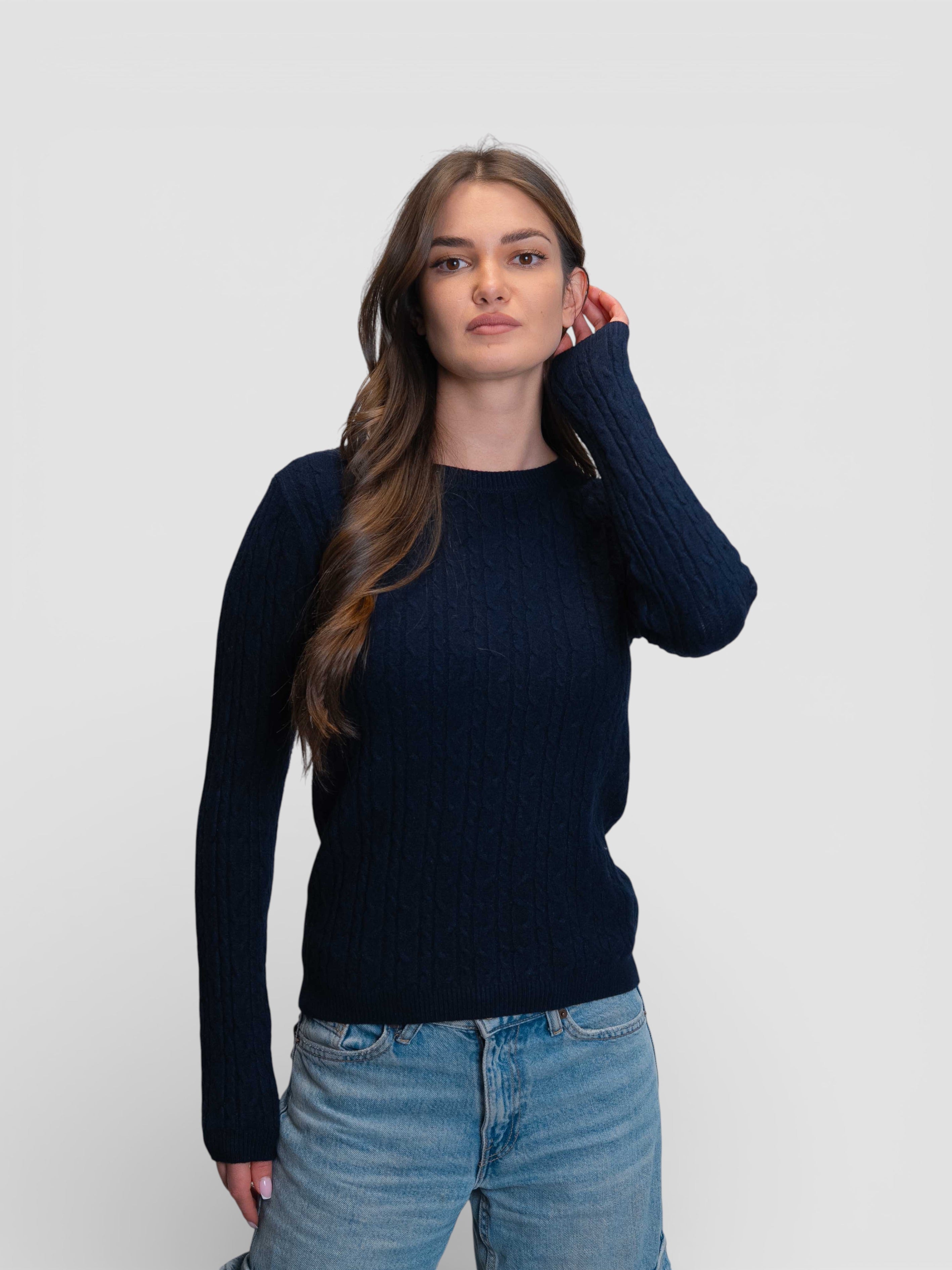 Тъмносин плетен пуловер с релефни елементи