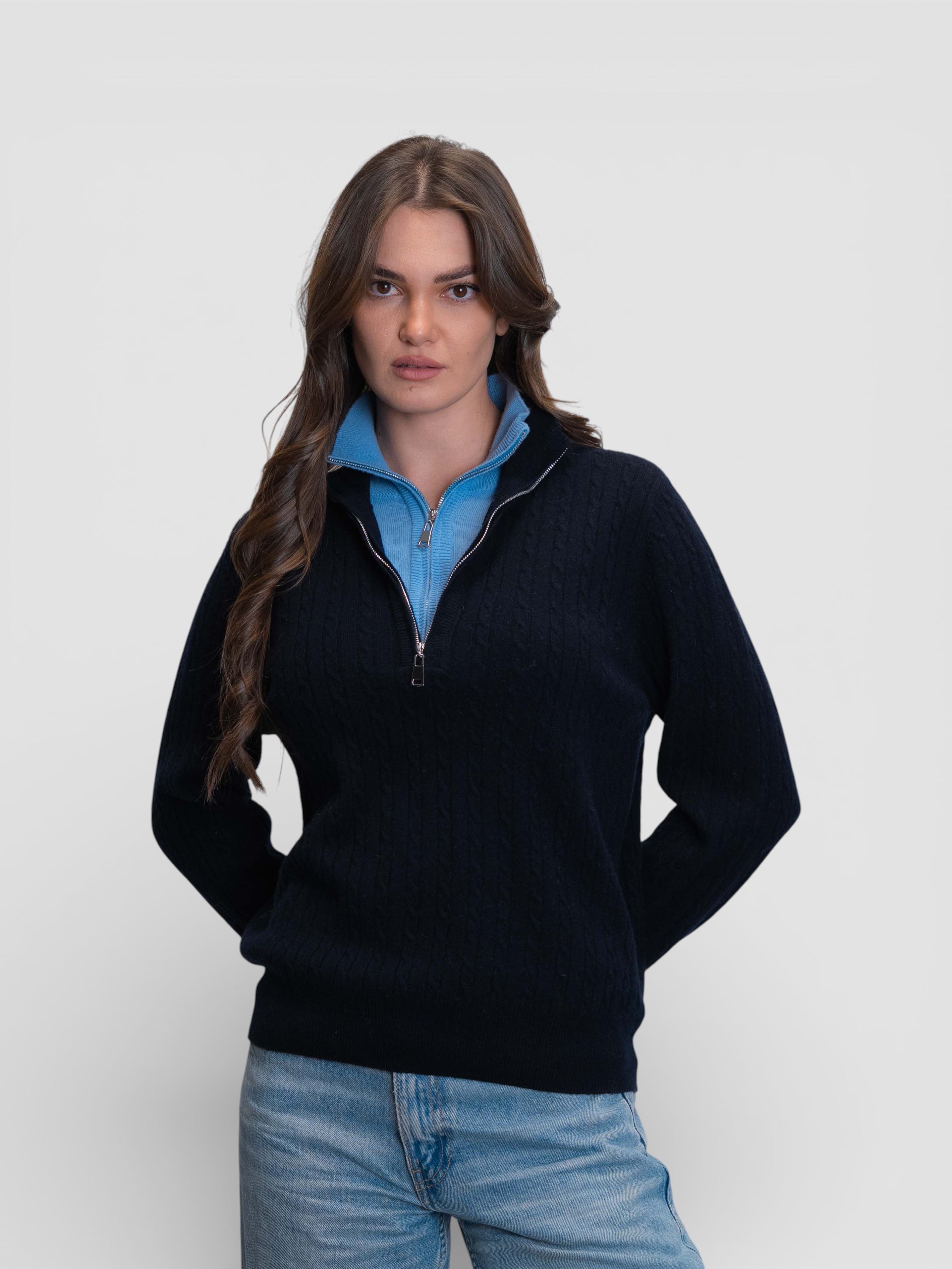 Плетен пуловер с двойна яка и цип в тъмносиньо и светлосиньо