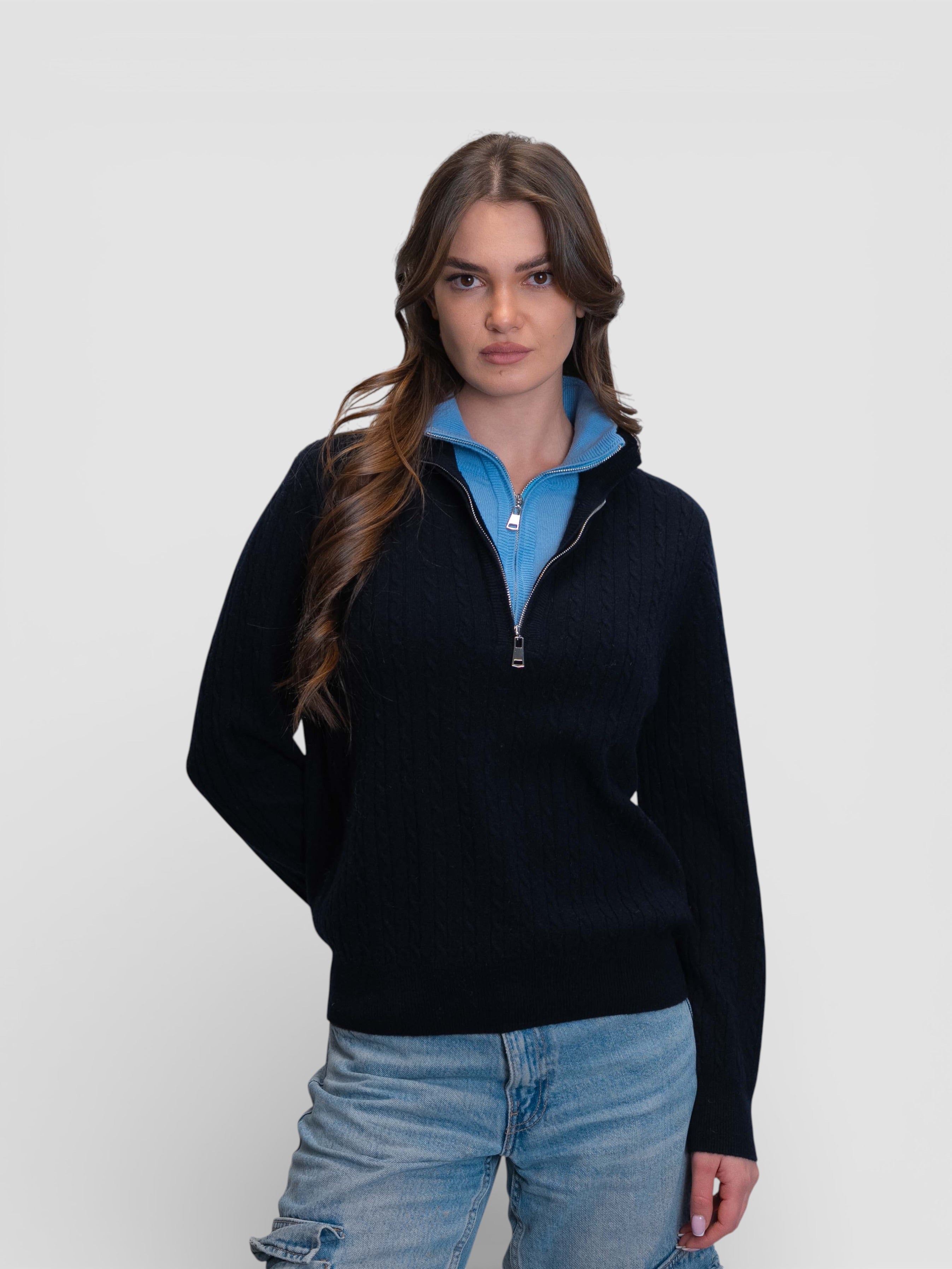 Плетен пуловер с двойна яка и цип в тъмносиньо и светлосиньо