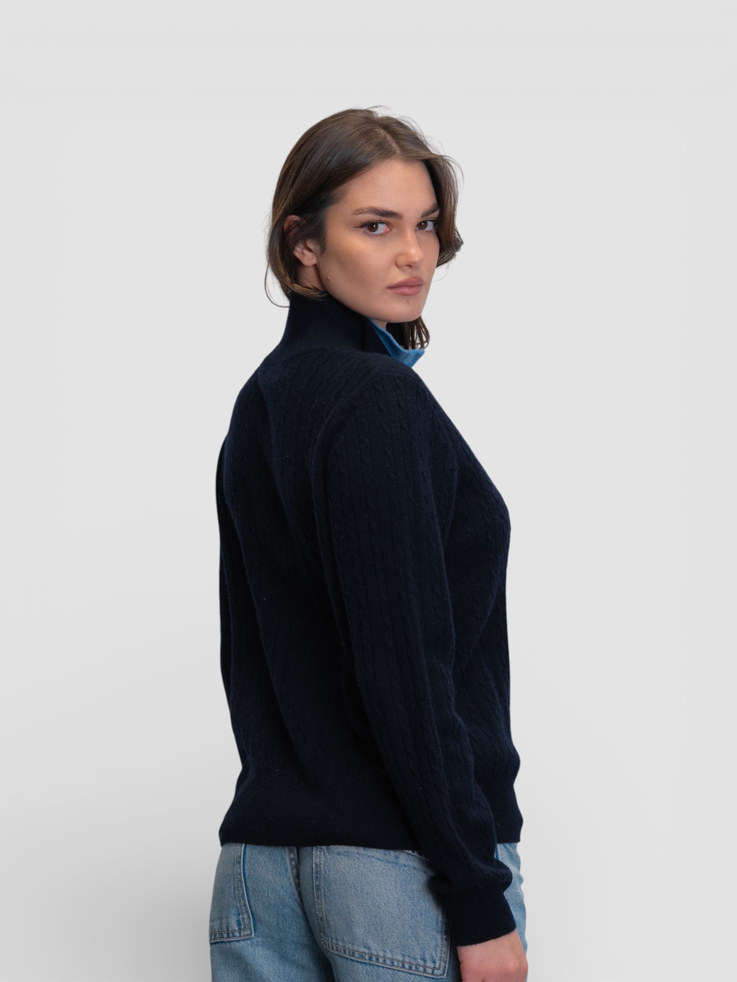 Плетен пуловер с двойна яка и цип в тъмносиньо и светлосиньо