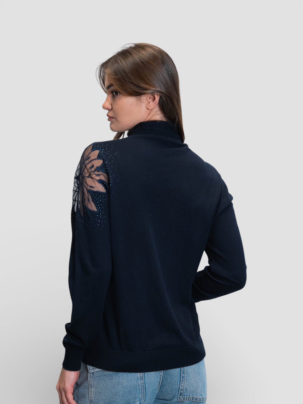 Тъмносина блуза с поло яка и дантелена апликация с камъни на рамото