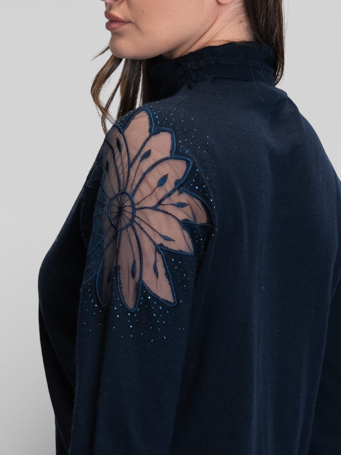 Тъмносина блуза с поло яка и дантелена апликация с камъни на рамото