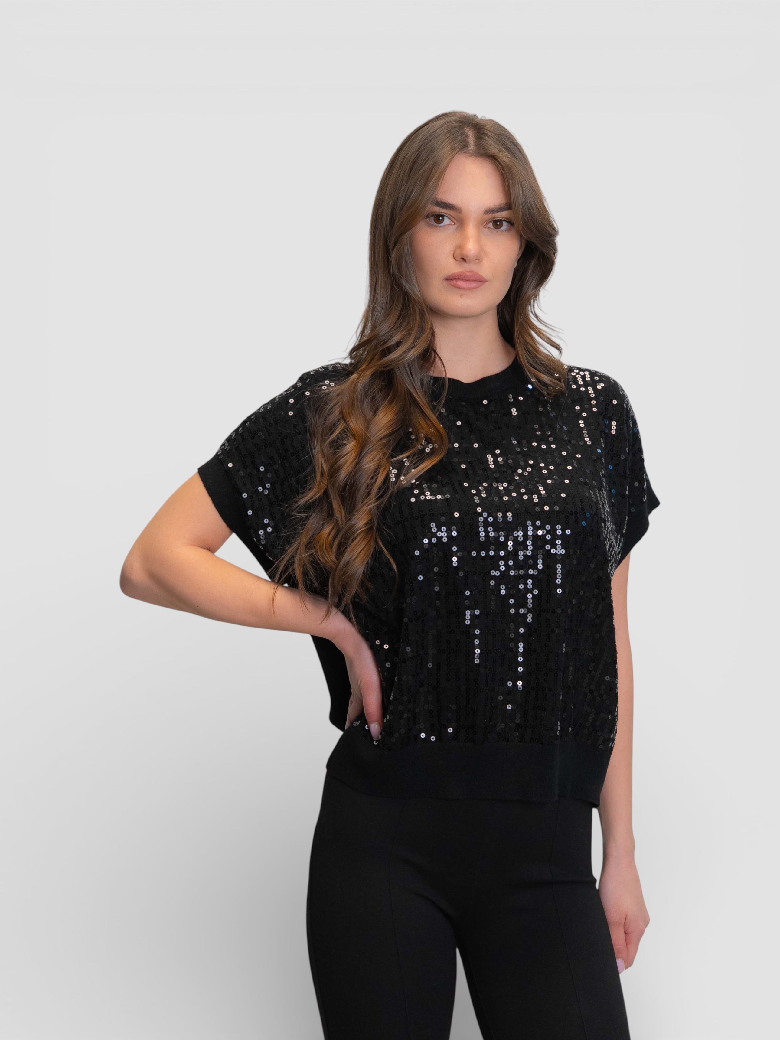 Черна тениска с пайети и свободна кройка