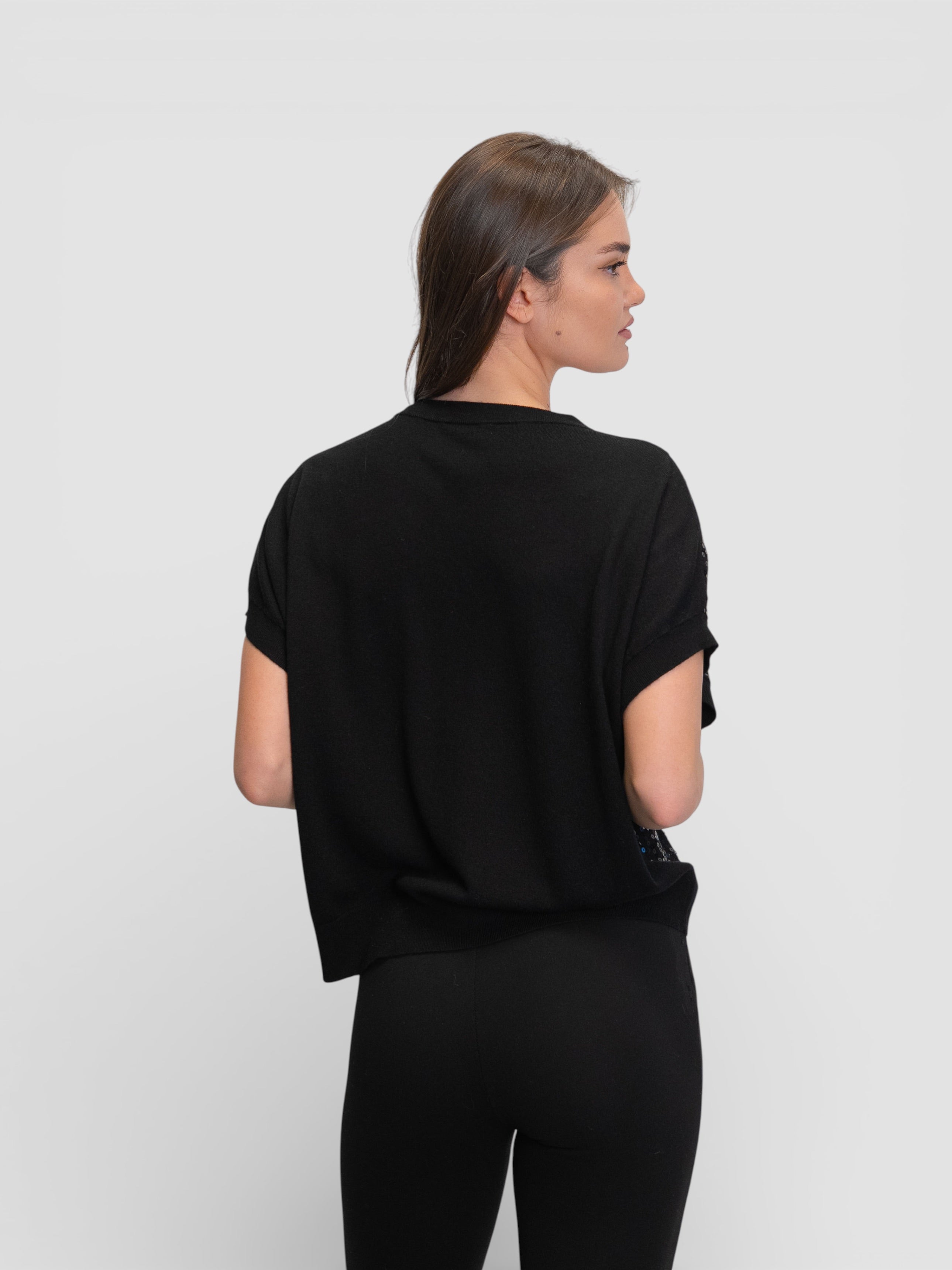 Черна тениска с пайети и свободна кройка