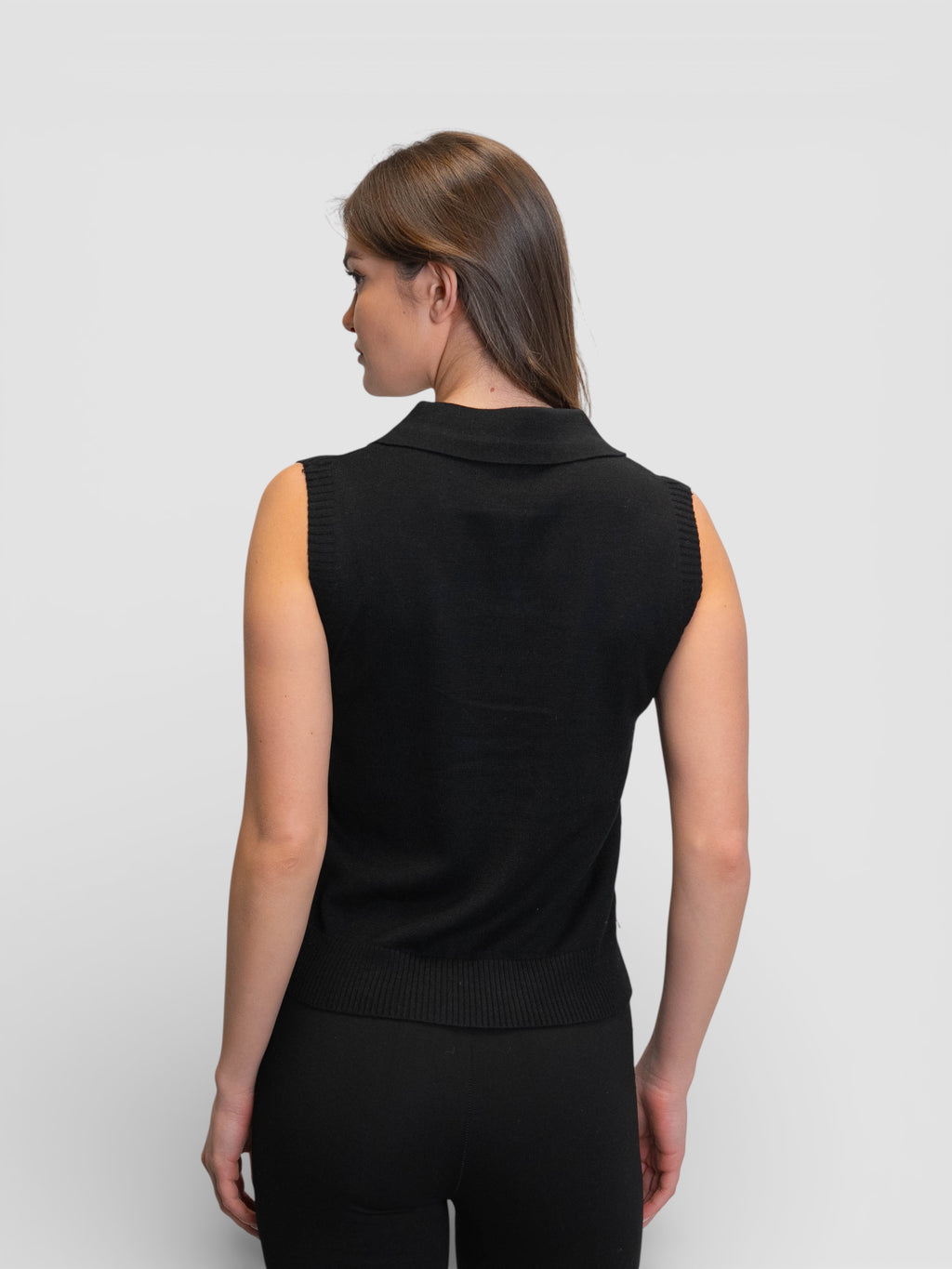 Плетен топ тип „Поло“ без ръкави