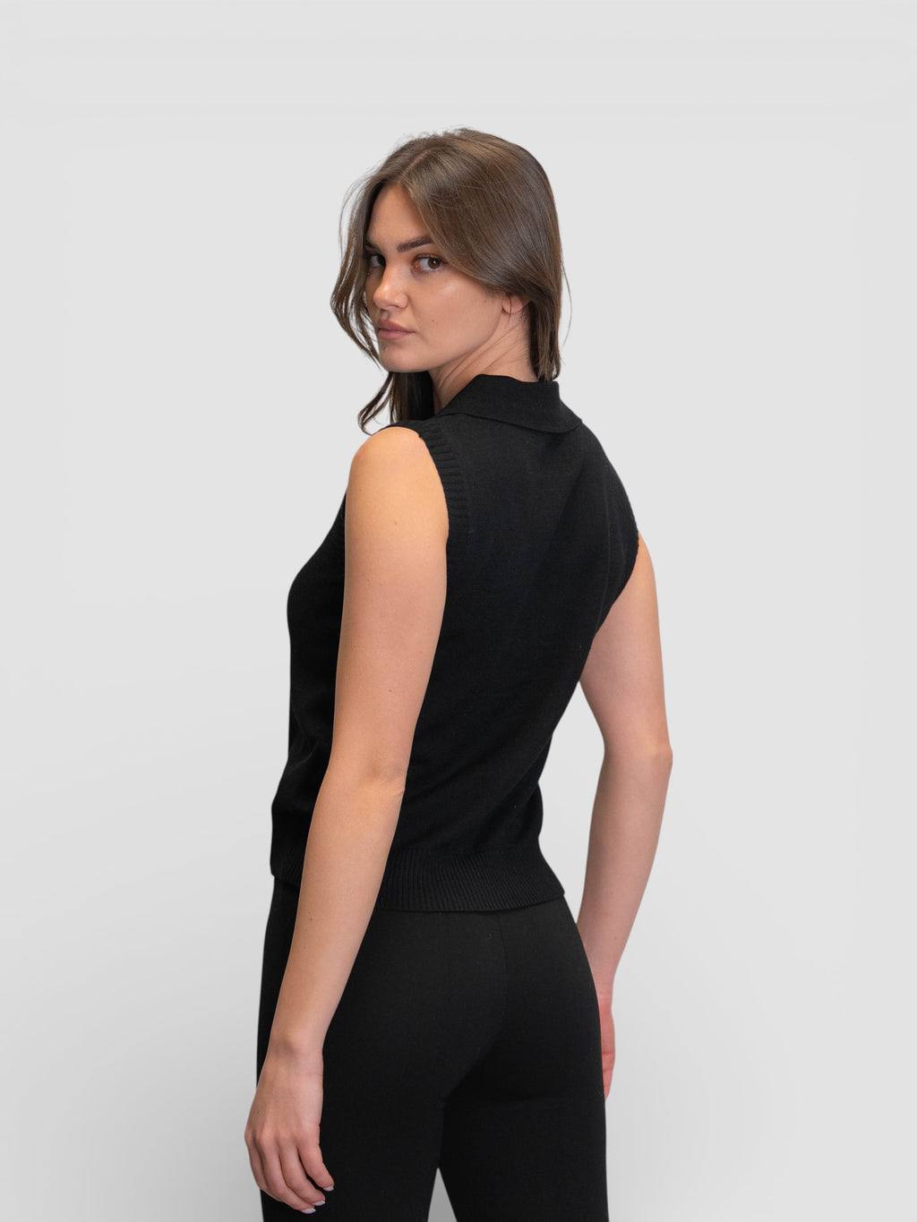 Плетен топ тип „Поло“ без ръкави