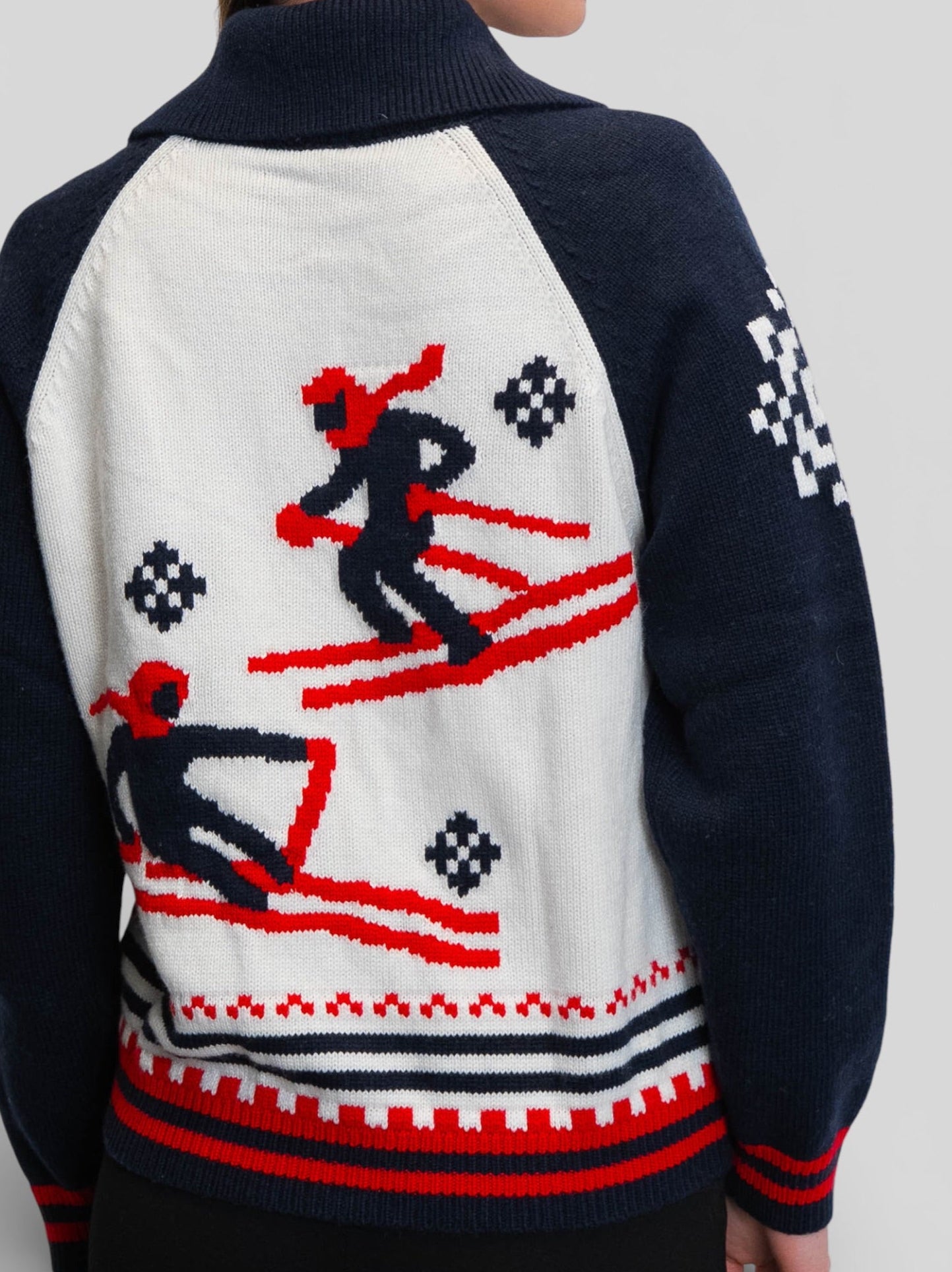 Плетена жилетка с цип и зимни мотиви