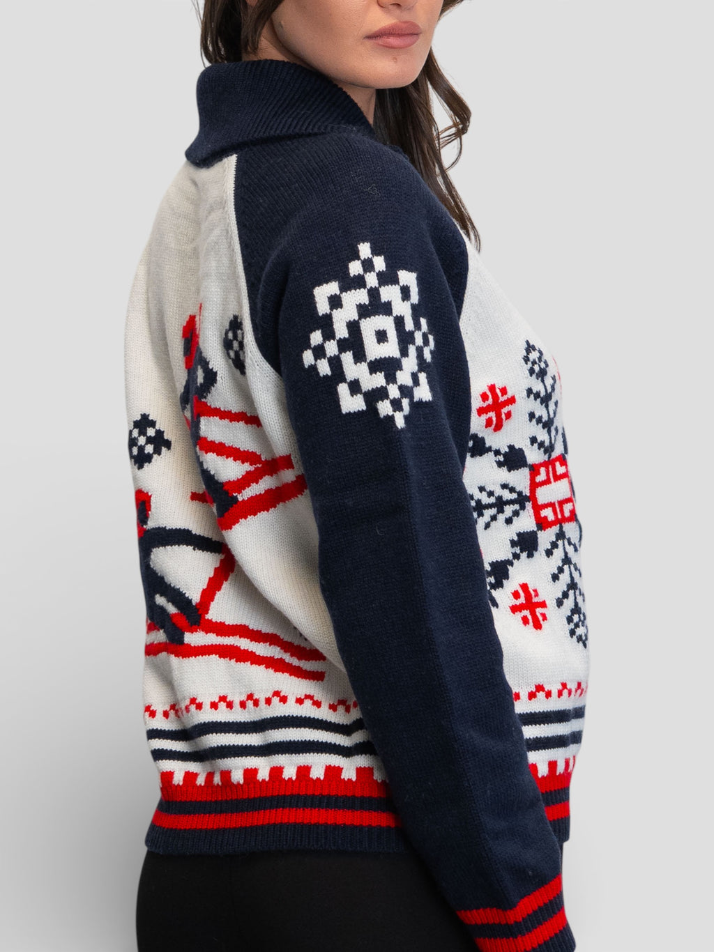 Плетена жилетка с цип и зимни мотиви