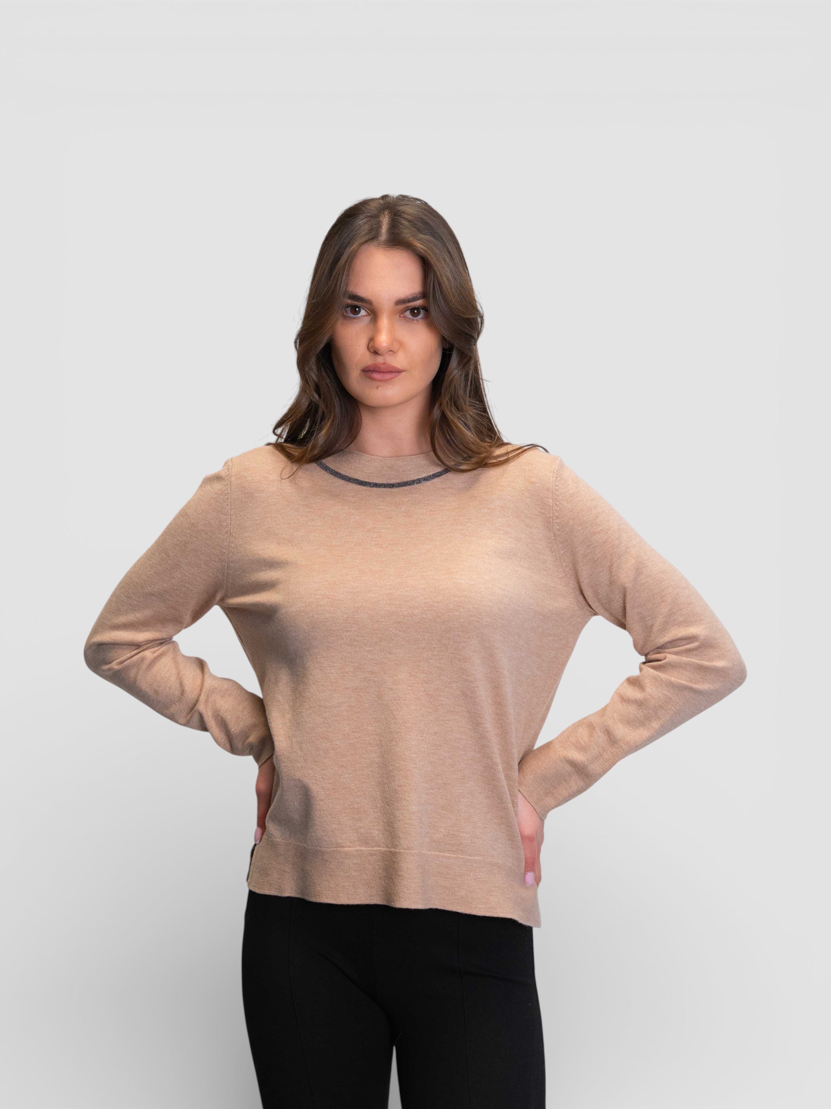 Фина блуза в цвят „Кемъл“ с декоративен кант на деколтето