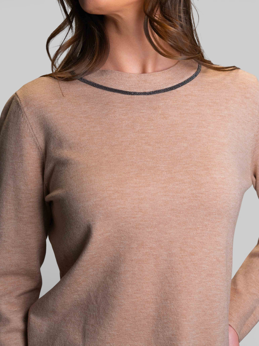 Фина блуза в цвят „Кемъл“ с декоративен кант на деколтето