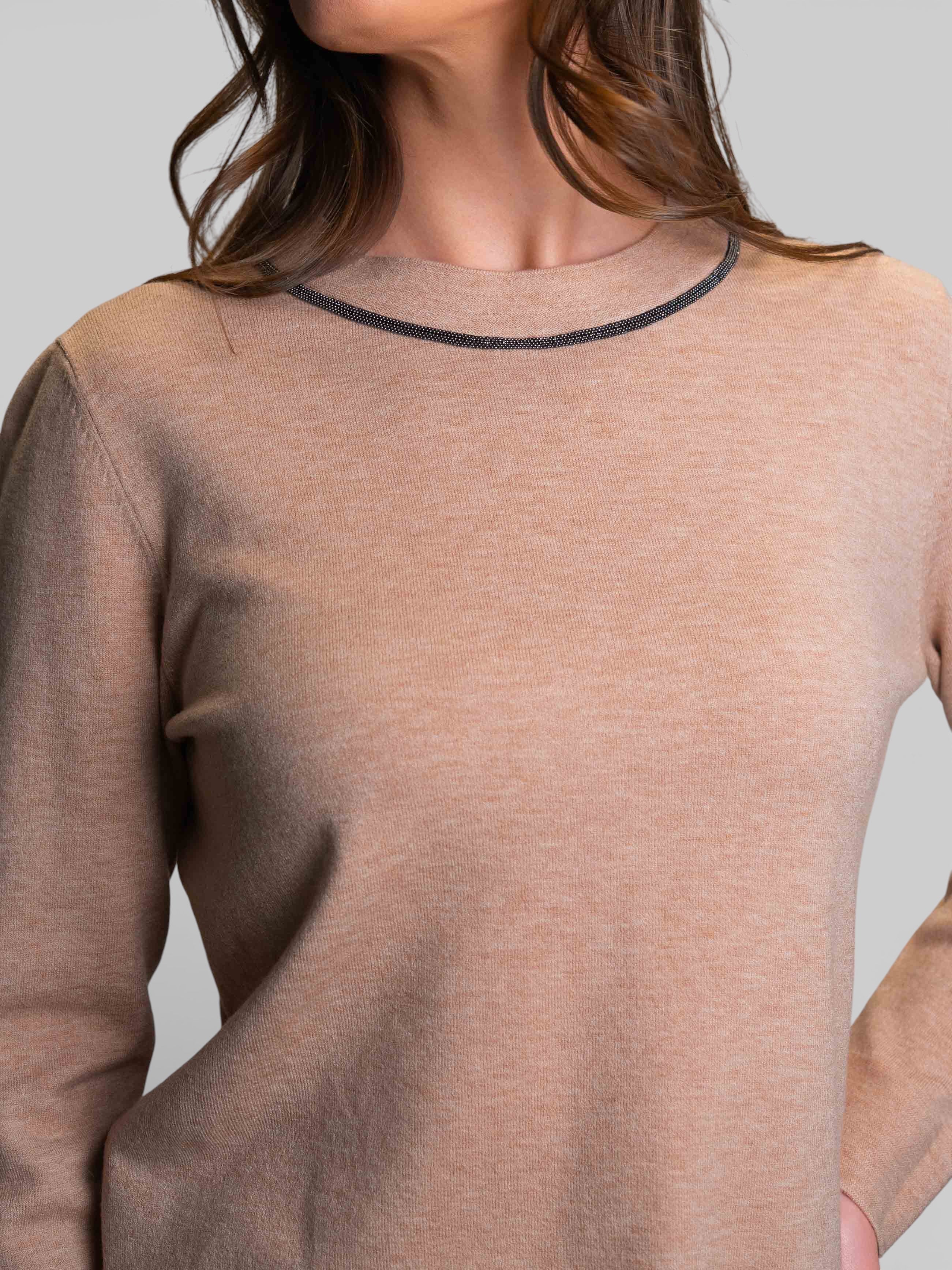 Фина блуза в цвят „Кемъл“ с декоративен кант на деколтето