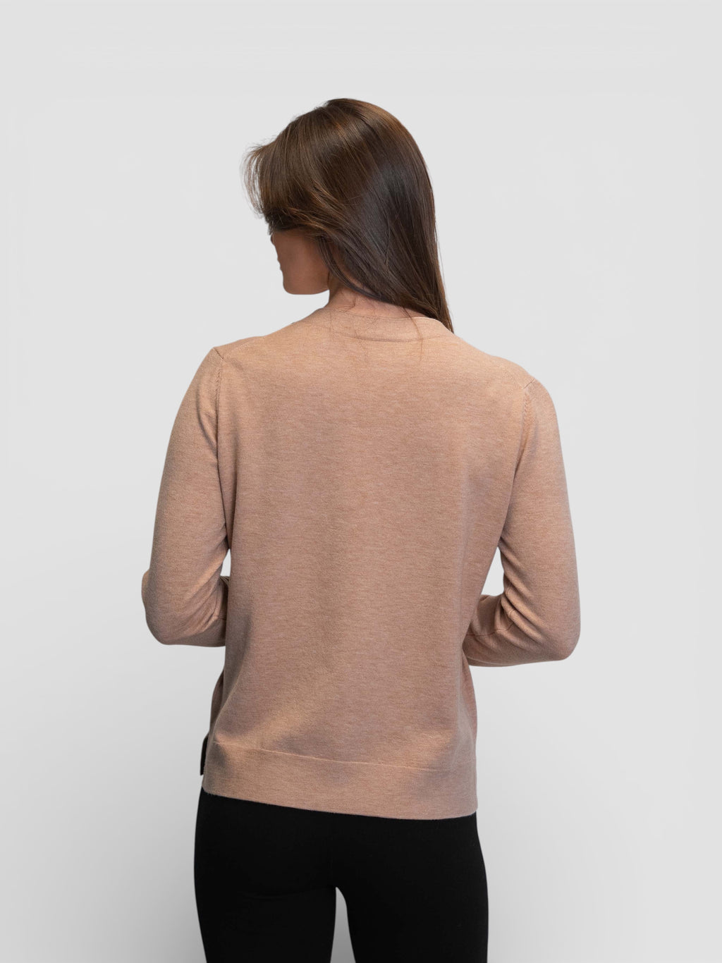 Фина блуза в цвят „Кемъл“ с декоративен кант на деколтето