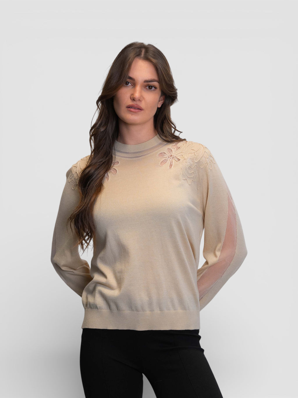 Фина блуза в цвят екрю с флорална бродерия и прозрачни детайли