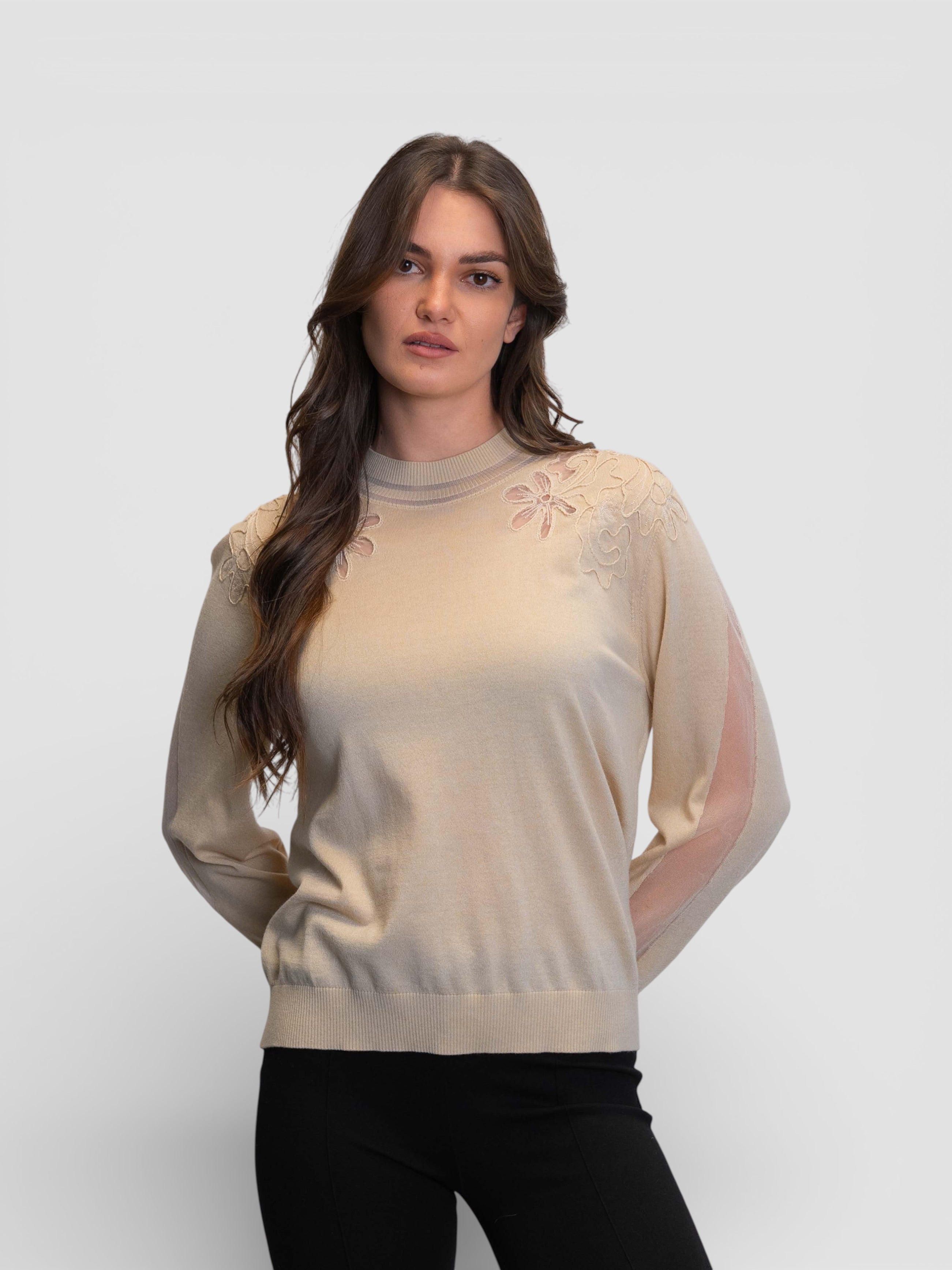 Фина блуза в цвят екрю с флорална бродерия и прозрачни детайли