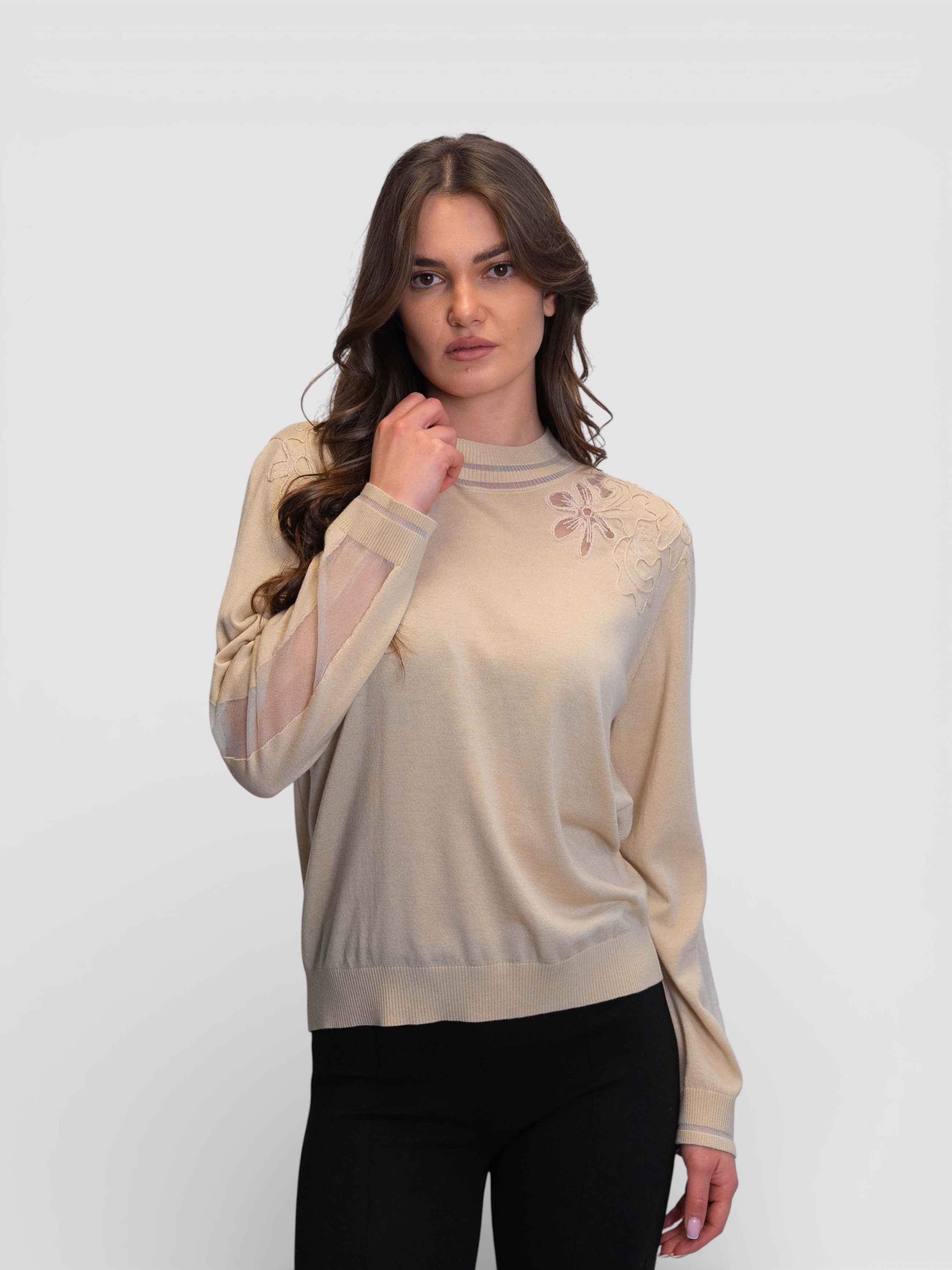 Фина блуза в цвят екрю с флорална бродерия и прозрачни детайли