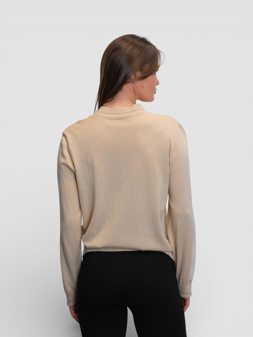 Фина блуза в цвят екрю с флорална бродерия и прозрачни детайли