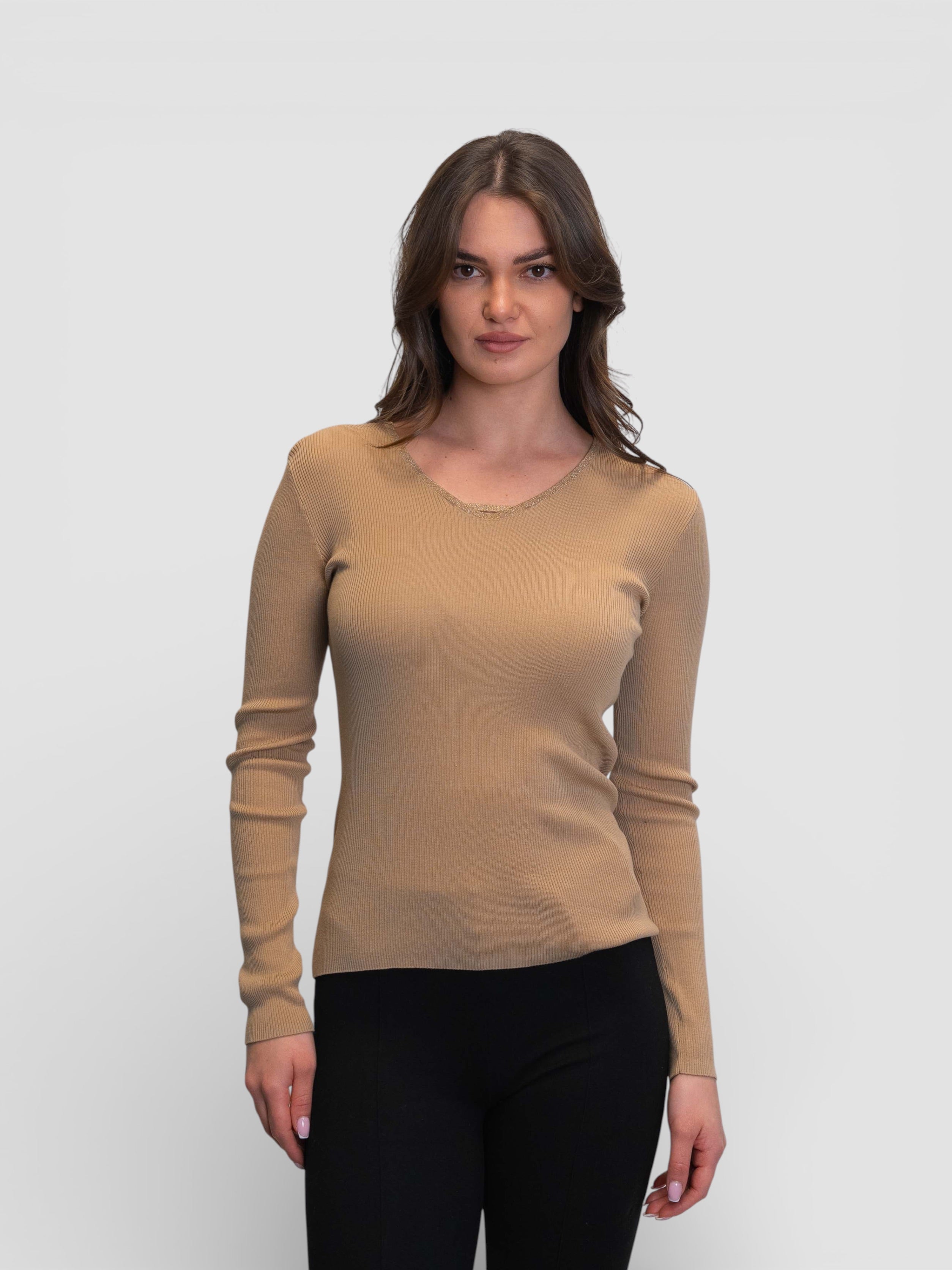 Вталена плетена блуза в цвят „Кемъл“ с ламе по деколтето