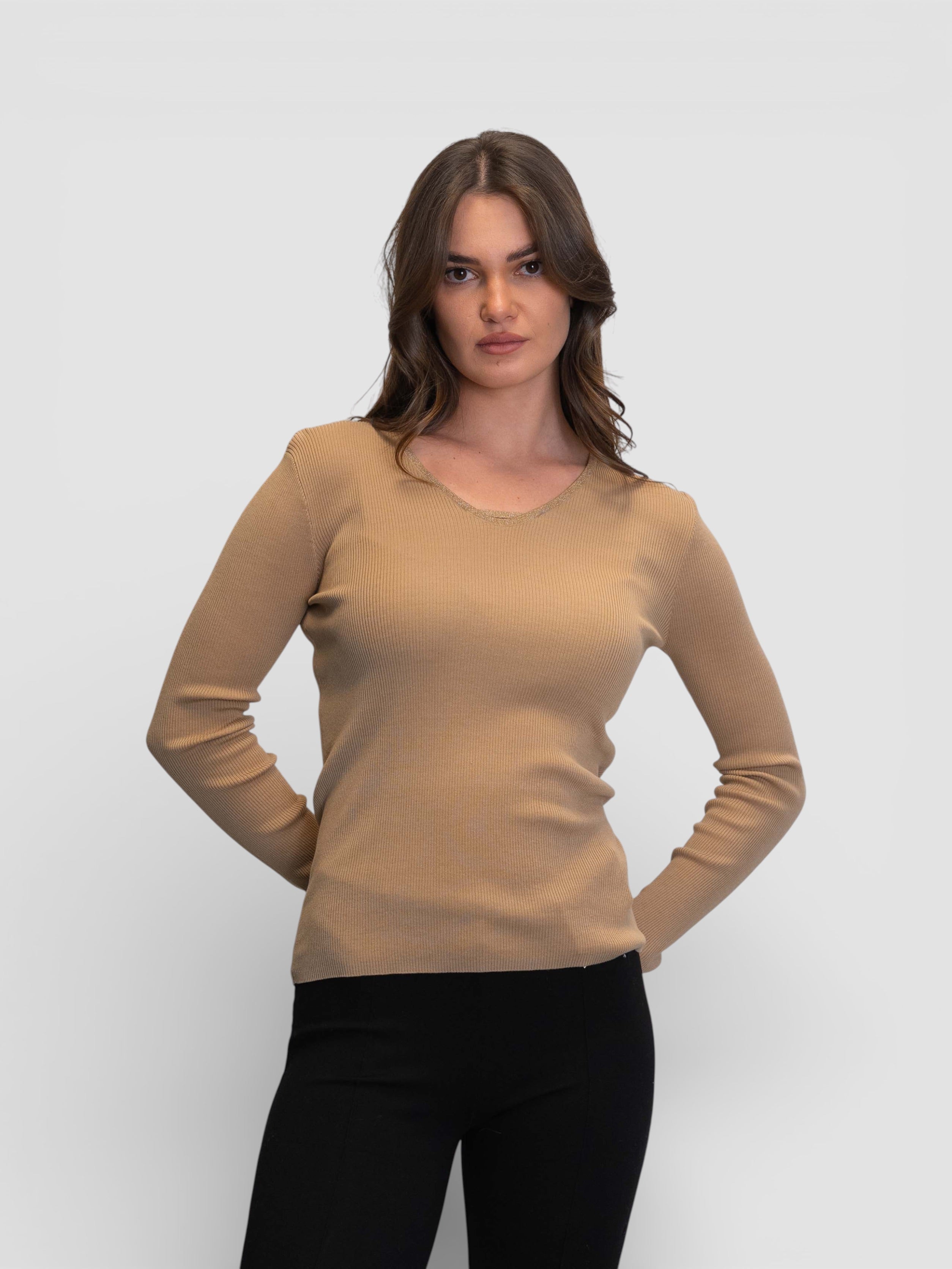 Вталена плетена блуза в цвят „Кемъл“ с ламе по деколтето