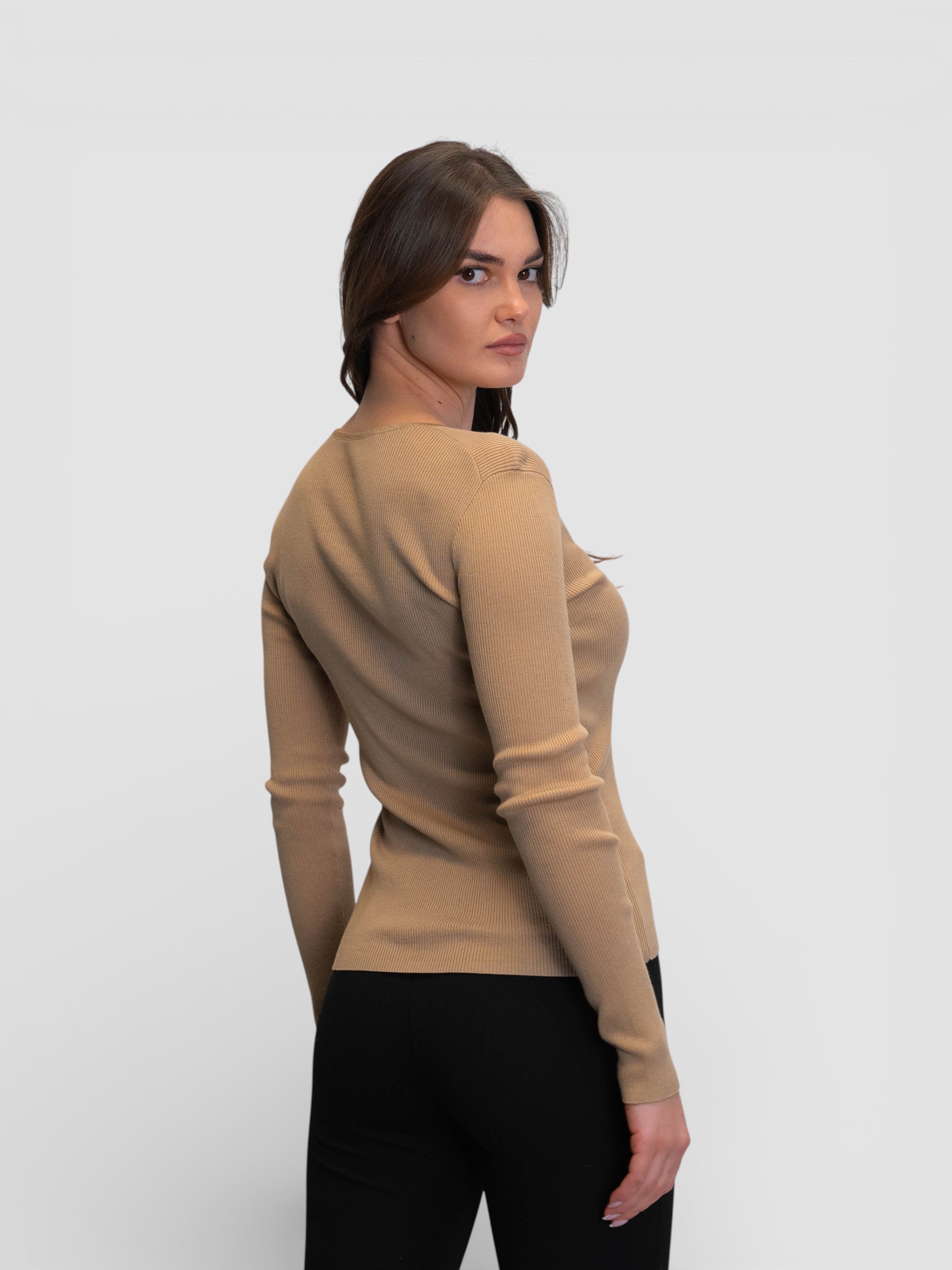 Вталена плетена блуза в цвят „Кемъл“ с ламе по деколтето