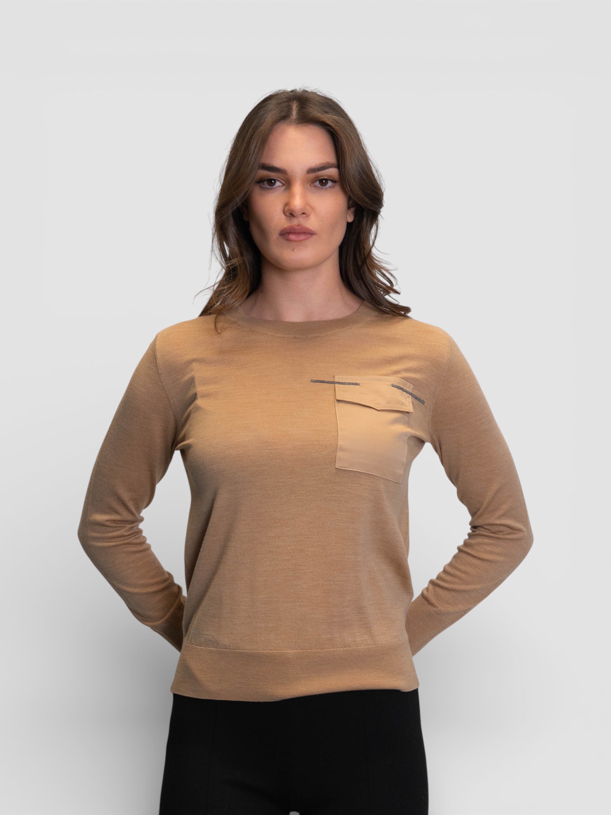 Фина блуза в цвят „Кемъл“ с преден джоб и декоративен кант