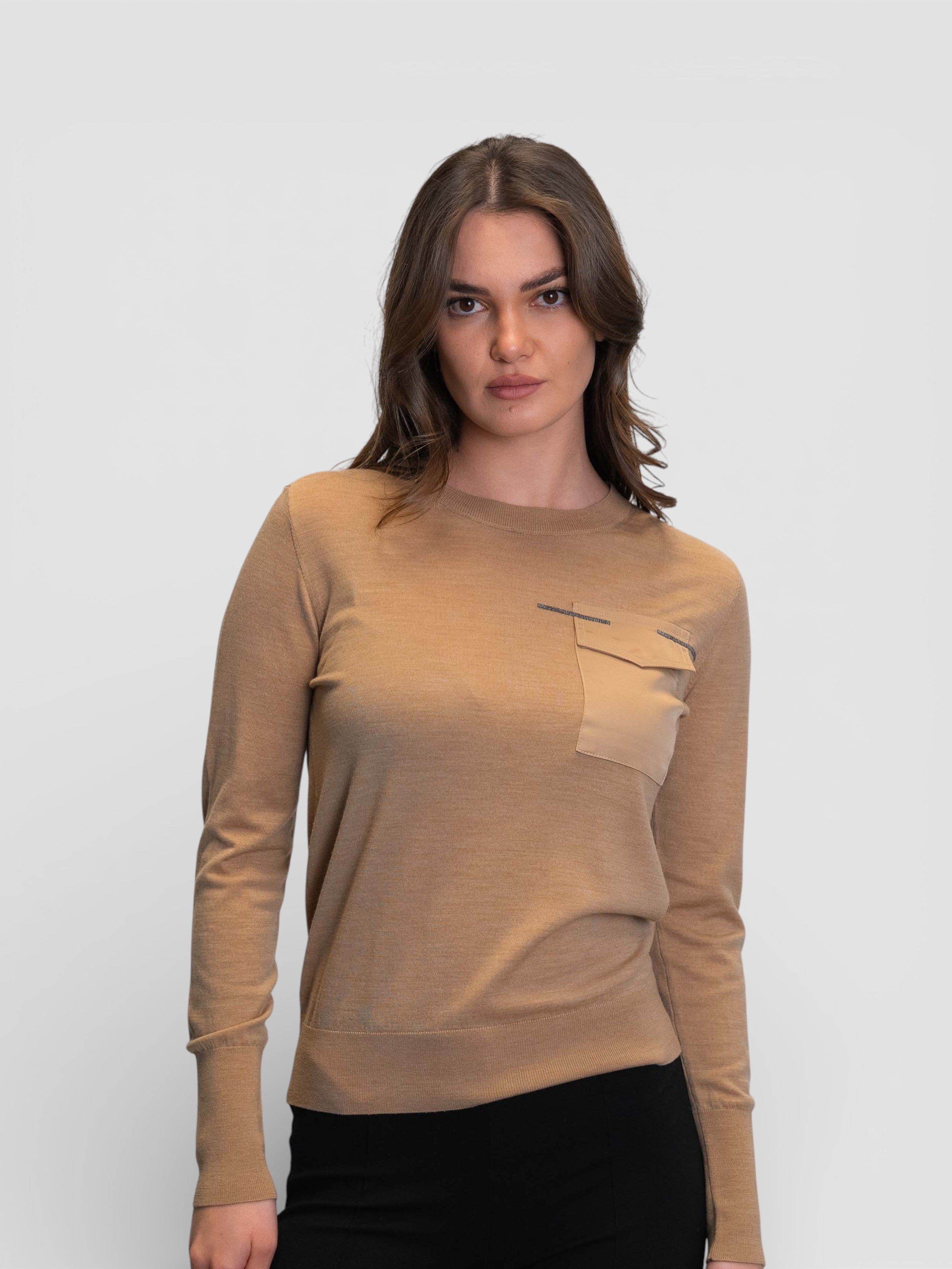 Фина блуза в цвят „Кемъл“ с преден джоб и декоративен кант