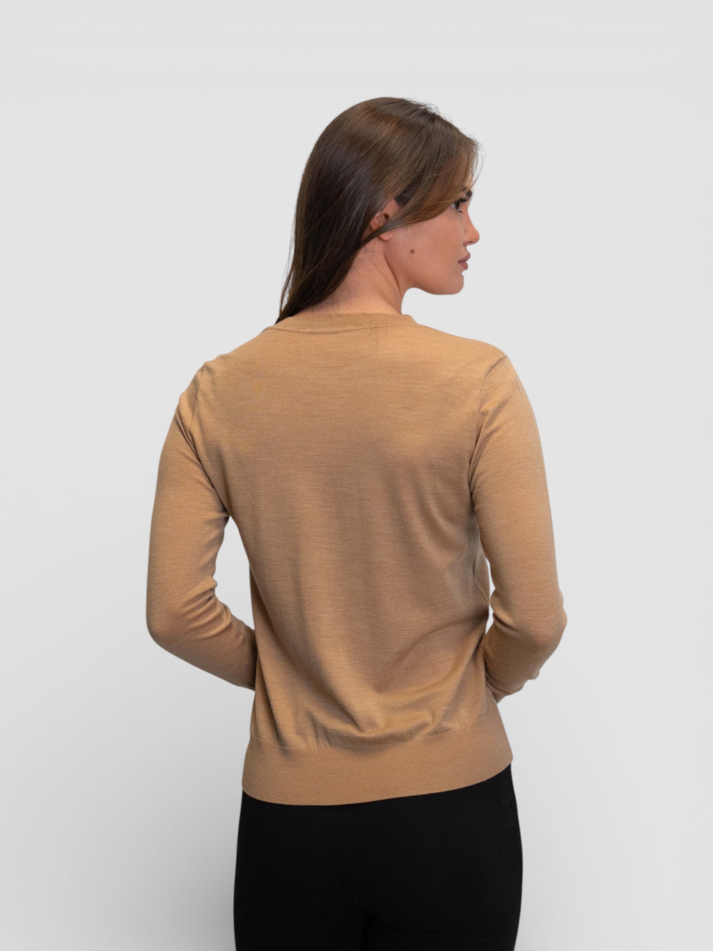 Фина блуза в цвят „Кемъл“ с преден джоб и декоративен кант