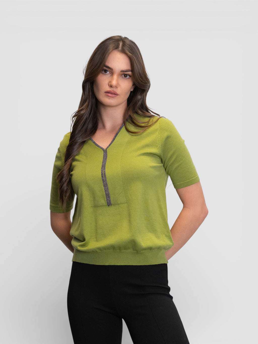 Блуза с V-образно деколте и сребрист кант