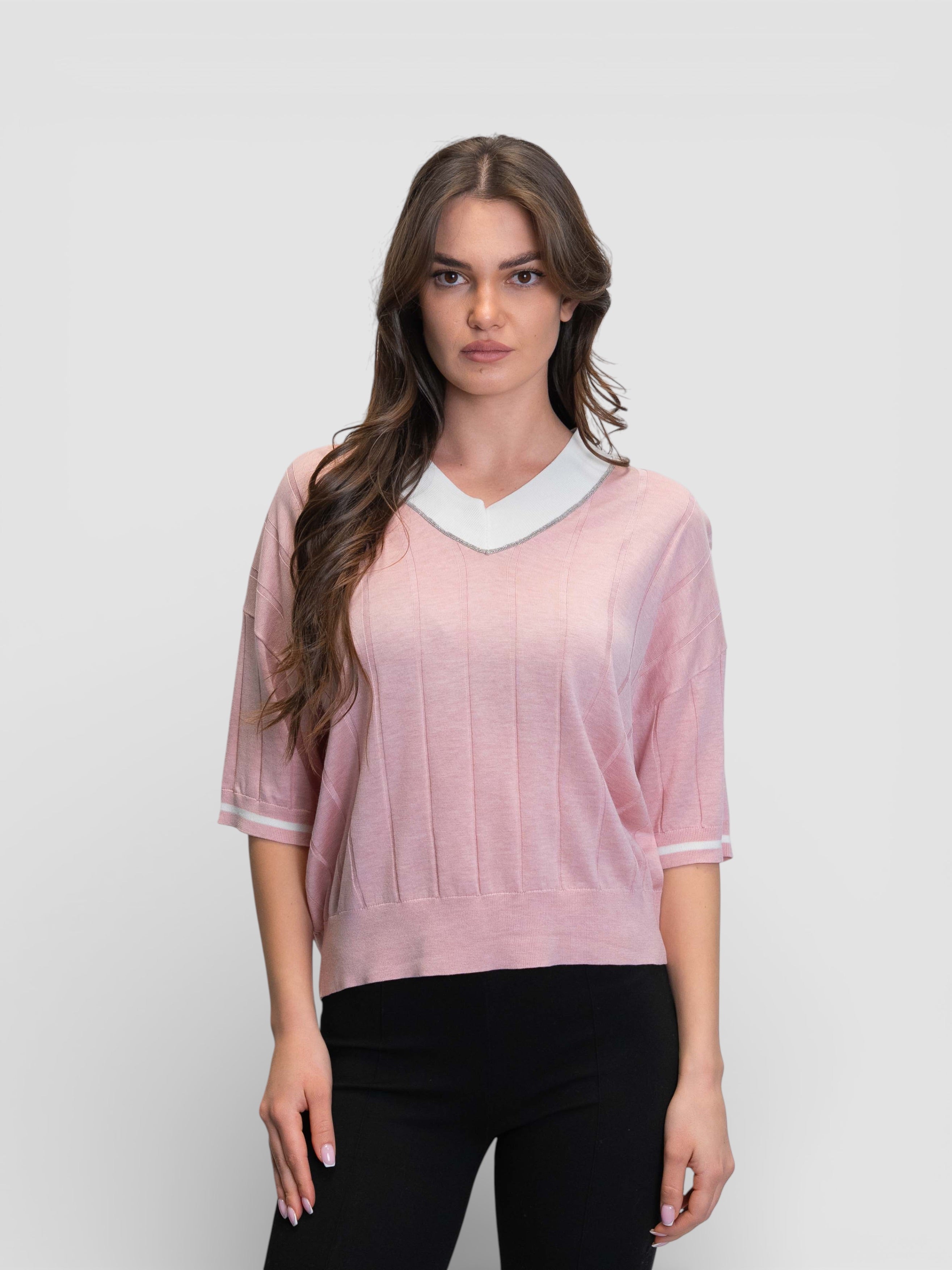 Плетена блуза в пепелно розов цвят с V-образно деколте и контрастни ивици