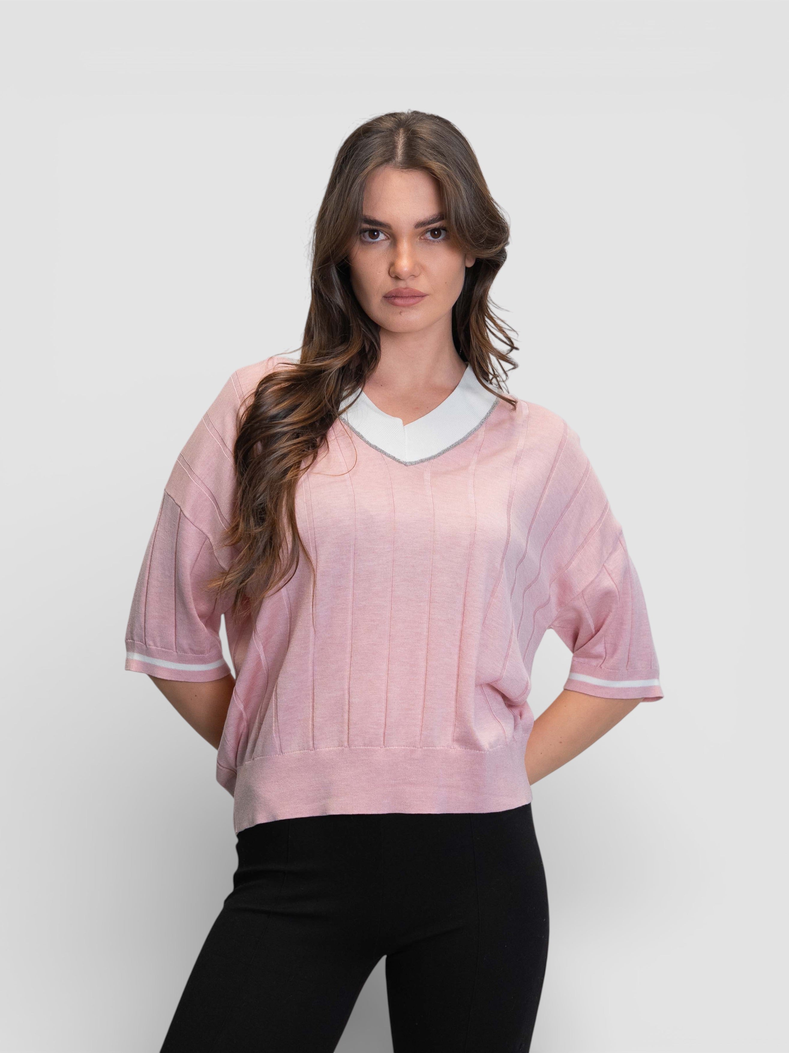 Плетена блуза в пепелно розов цвят с V-образно деколте и контрастни ивици