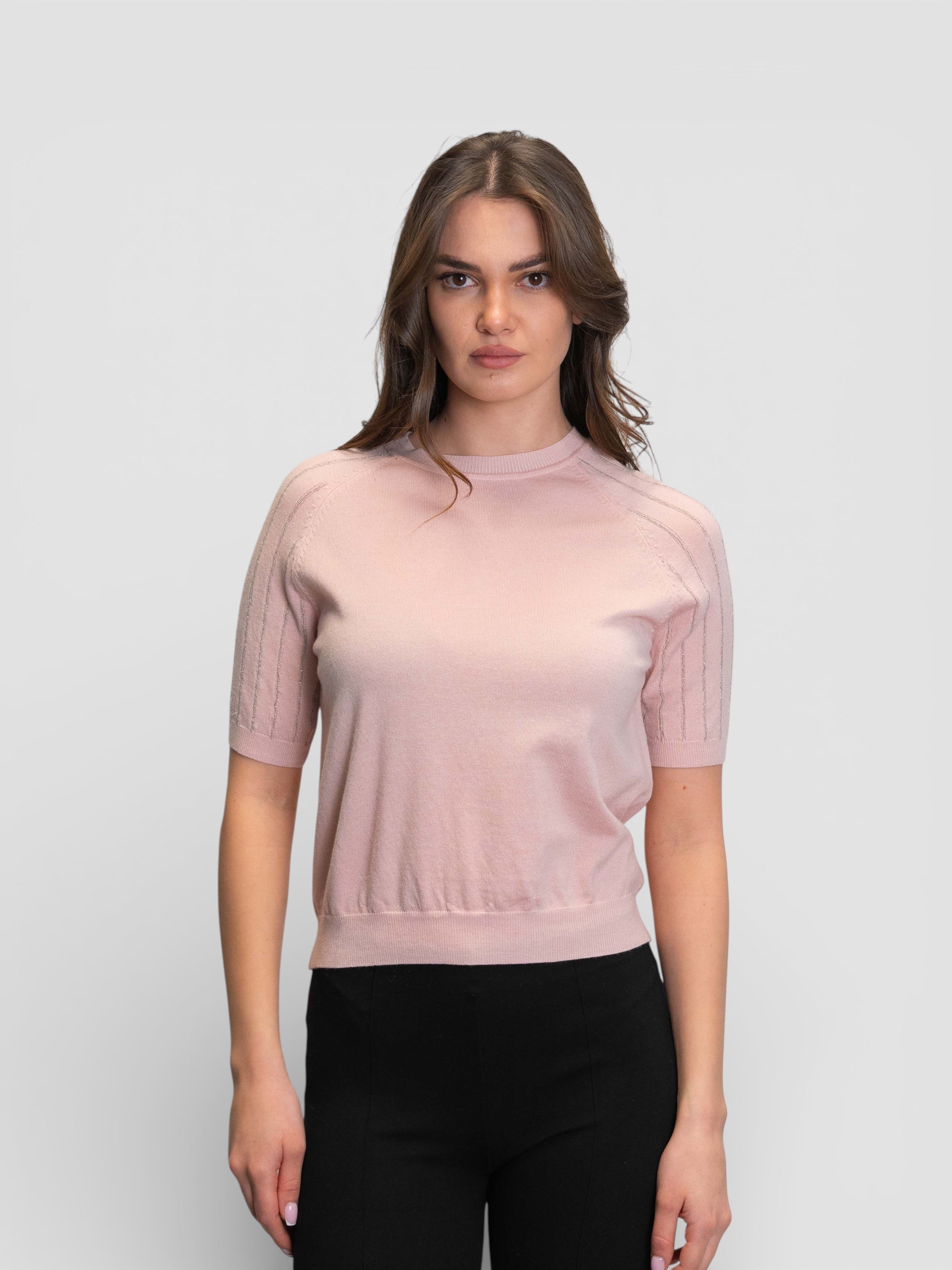 Плетена блуза в пепелно розов цвят с обло деколте и декоративни кантове на раменете