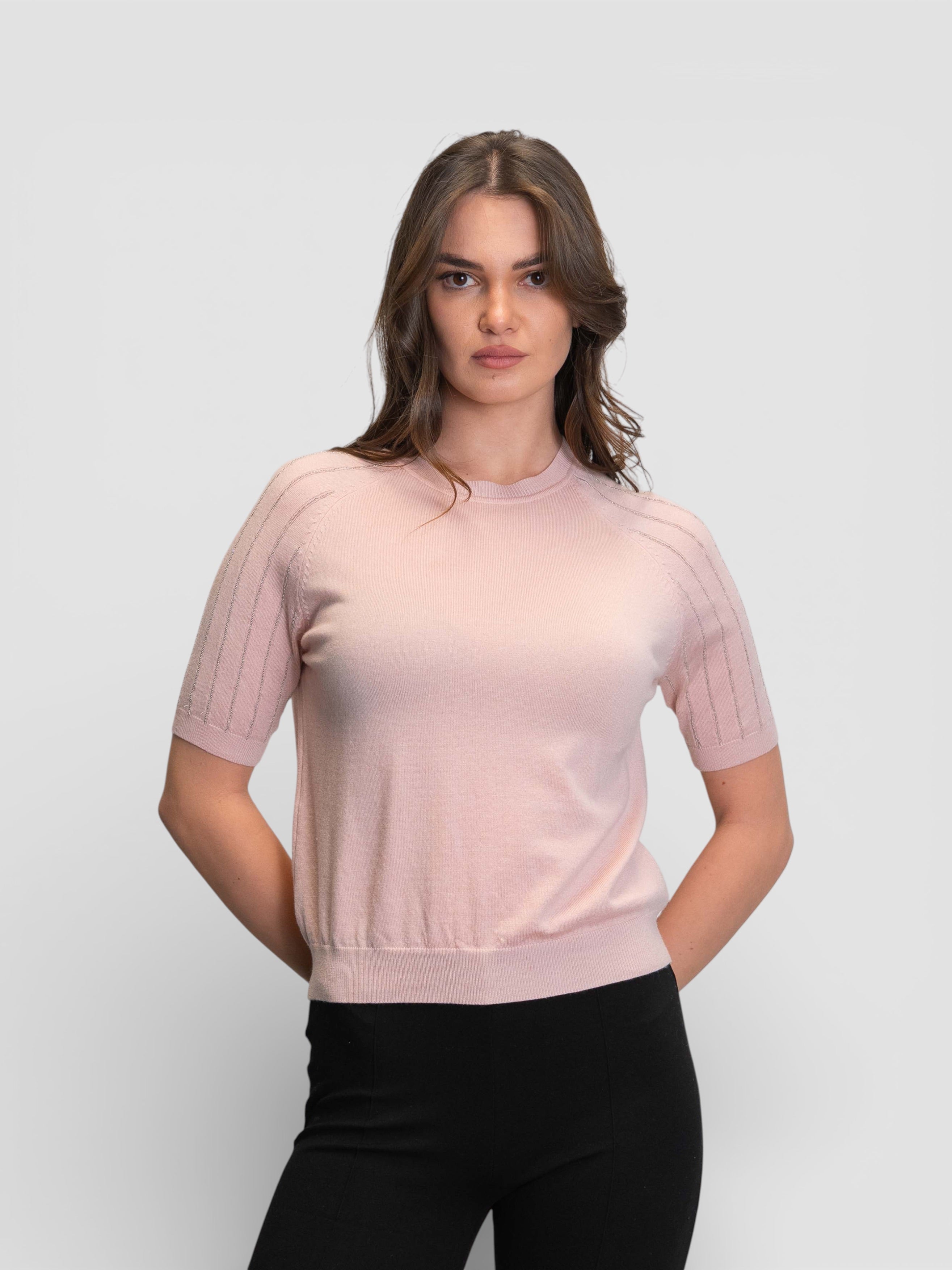 Плетена блуза в пепелно розов цвят с обло деколте и декоративни кантове на раменете