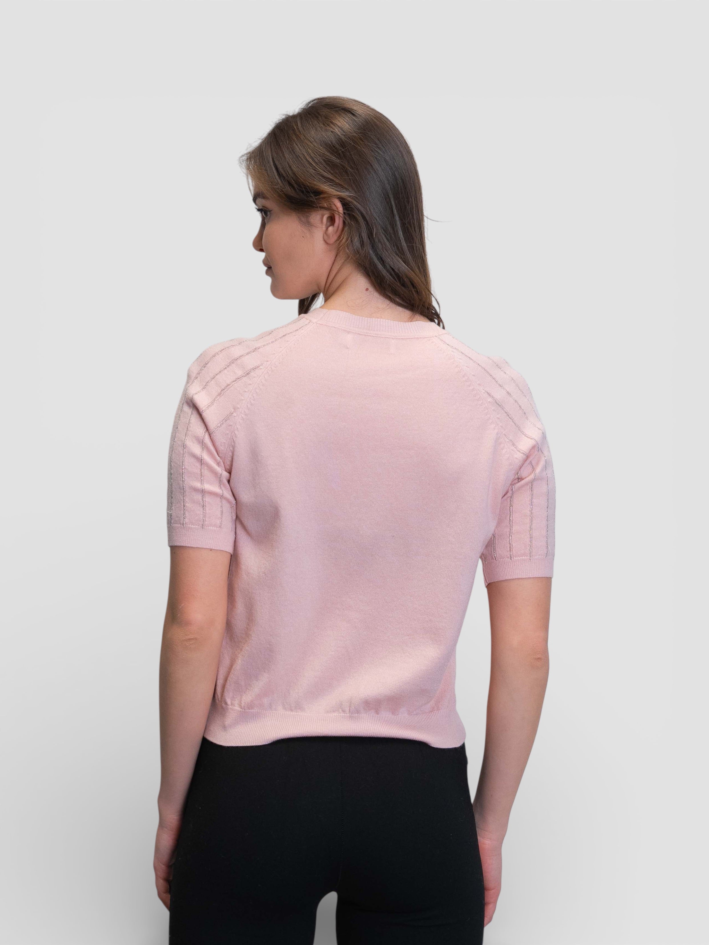 Плетена блуза в пепелно розов цвят с обло деколте и декоративни кантове на раменете