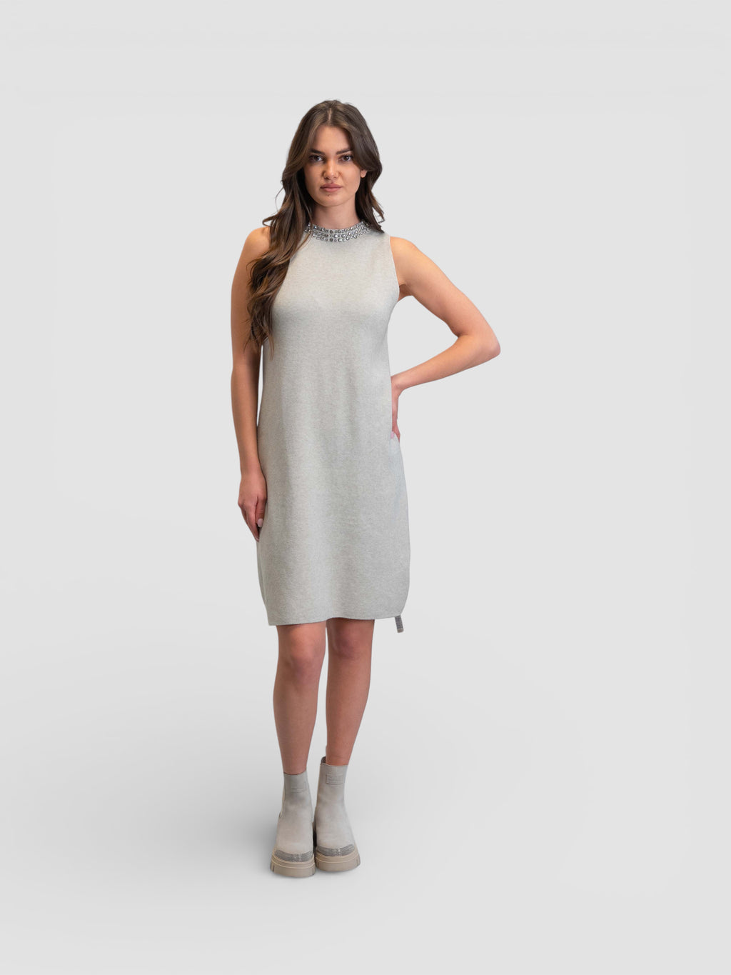 Плетена рокля без ръкави с декоративни камъни около яката