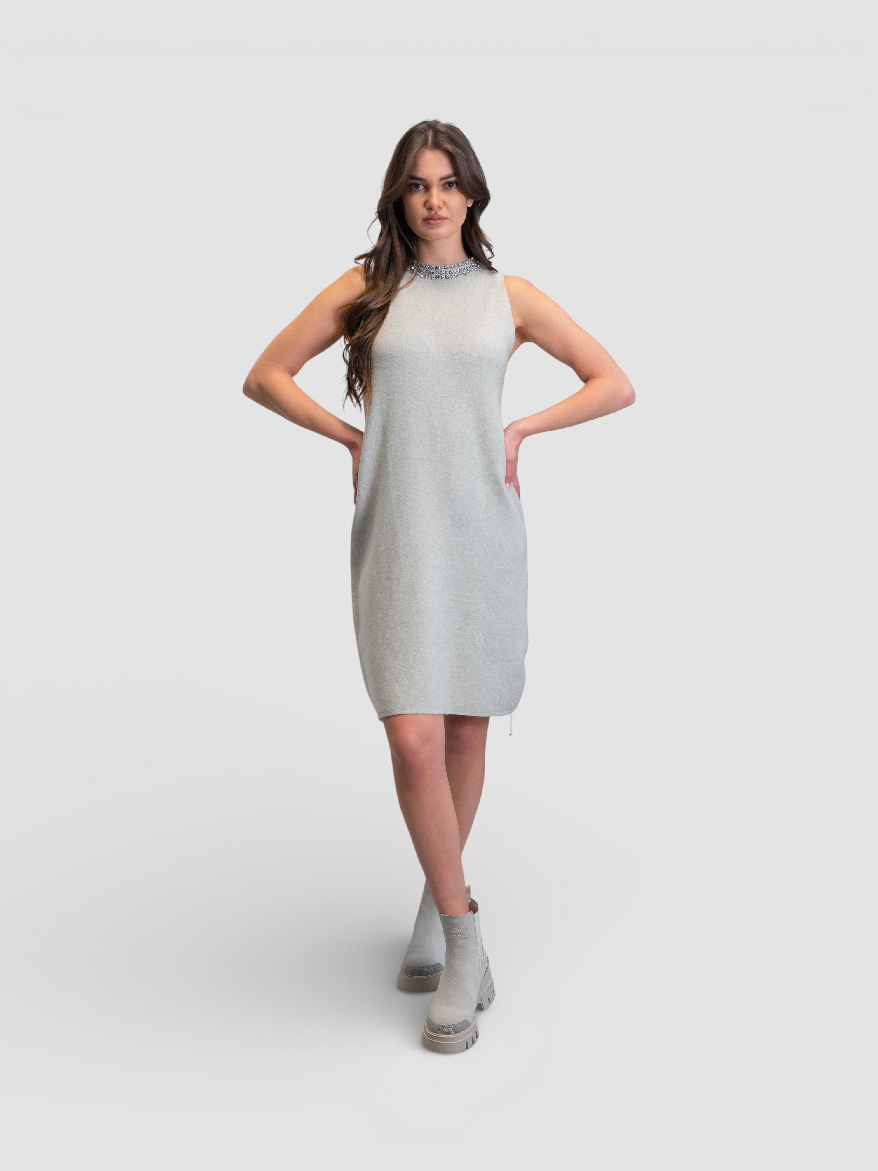 Плетена рокля без ръкави с декоративни камъни около яката