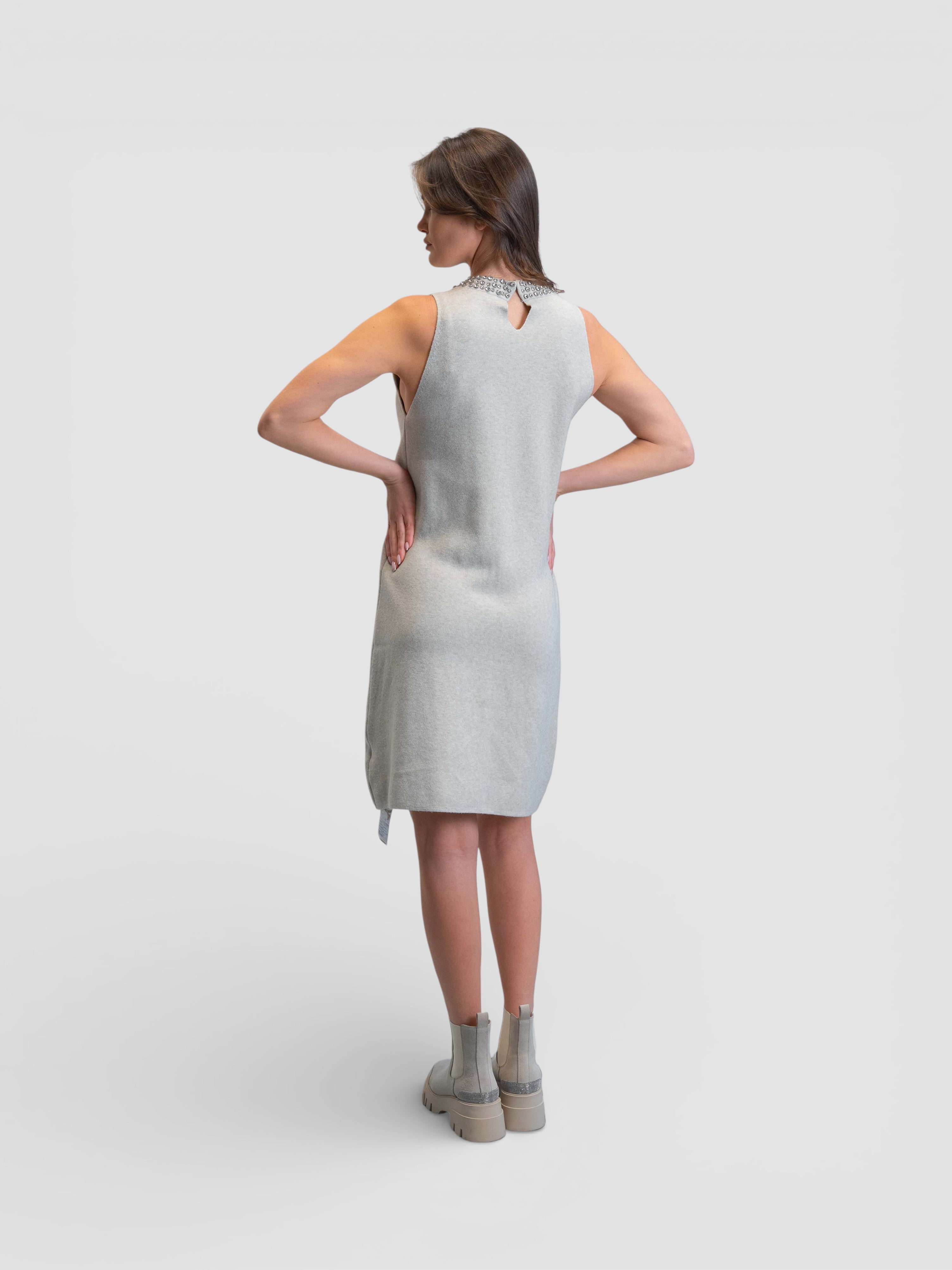 Плетена рокля без ръкави с декоративни камъни около яката