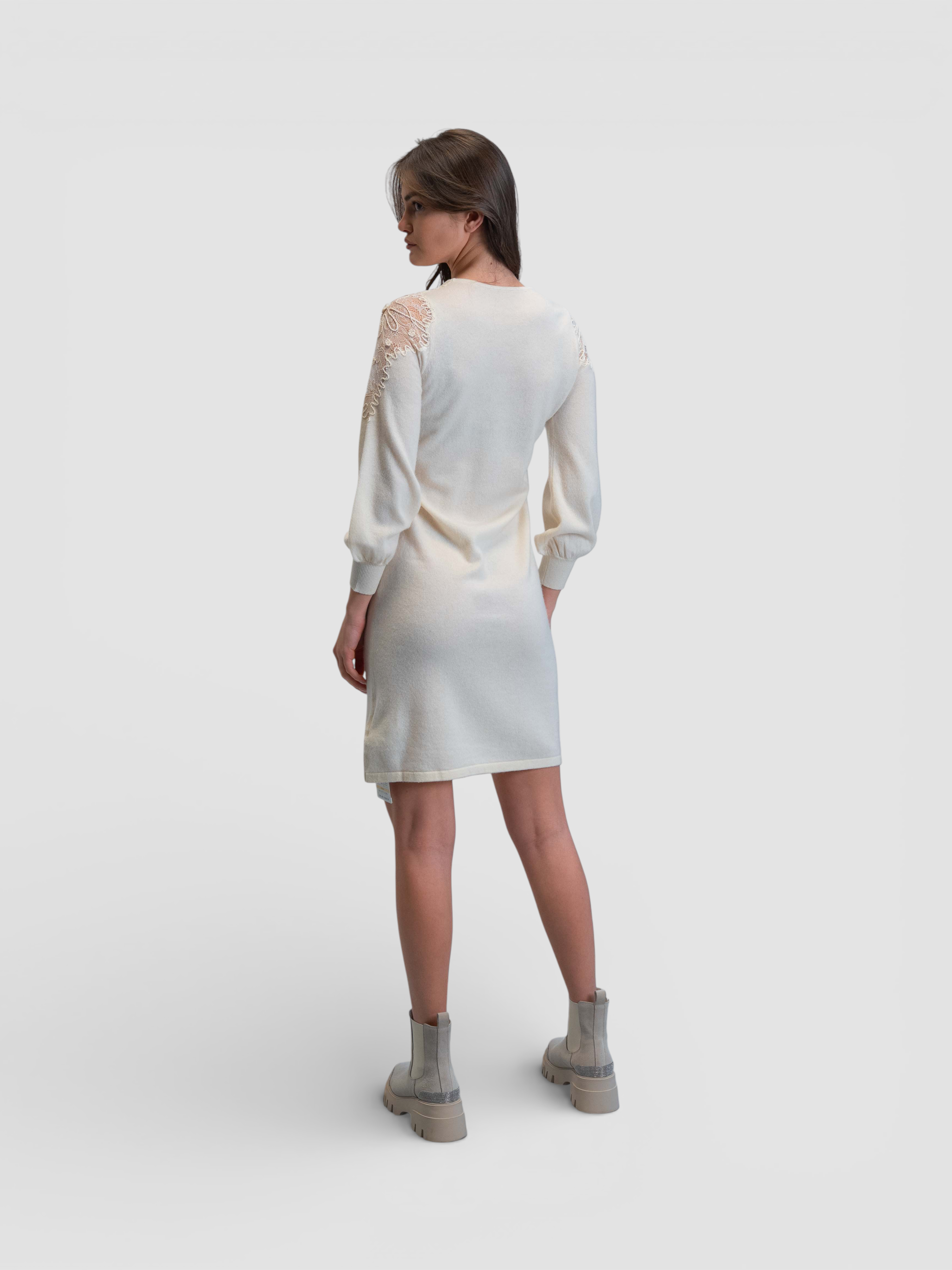 Плетена рокля с дантелени детайли на раменете в цвят екрю