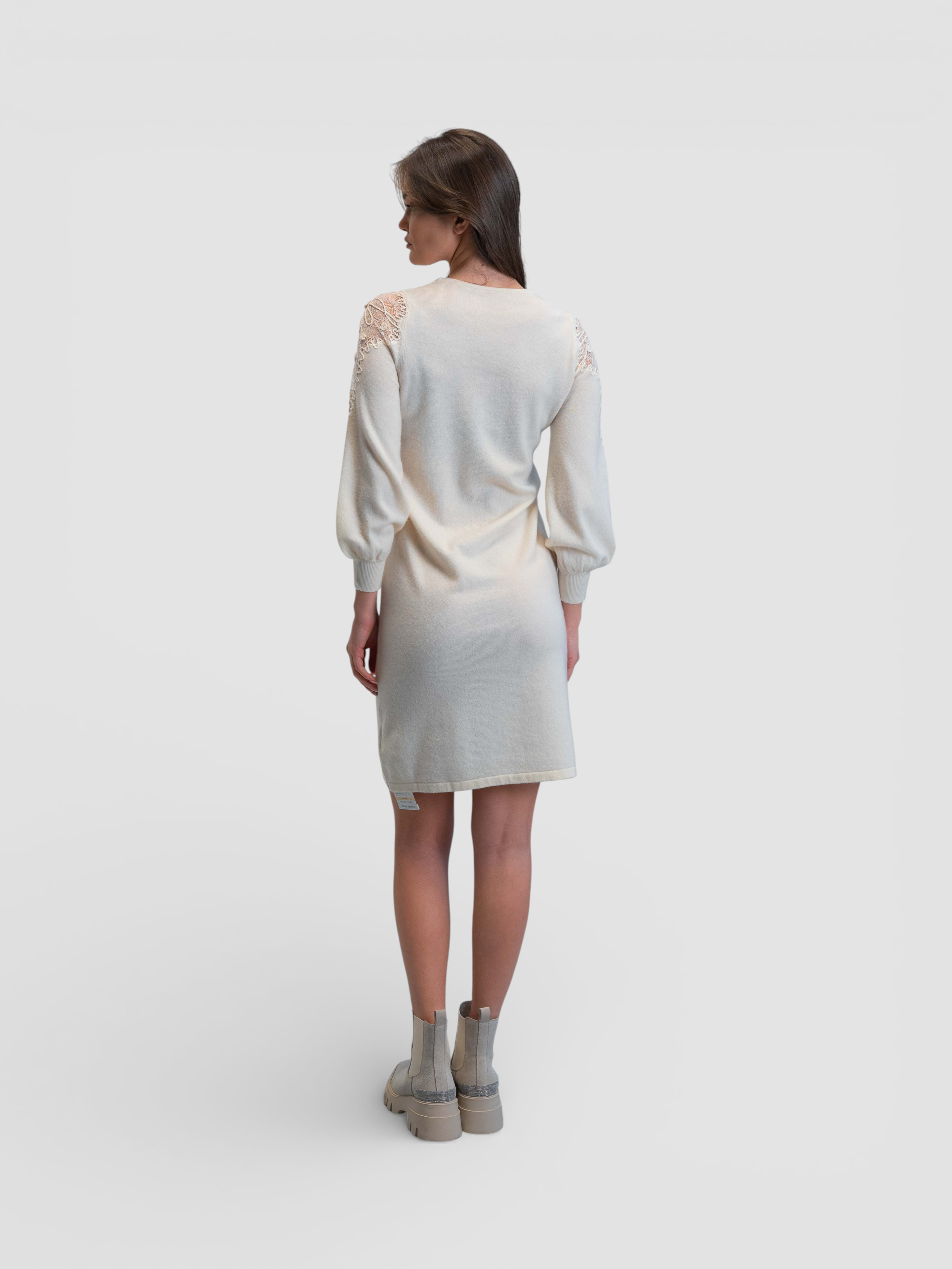 Плетена рокля с дантелени детайли на раменете в цвят екрю