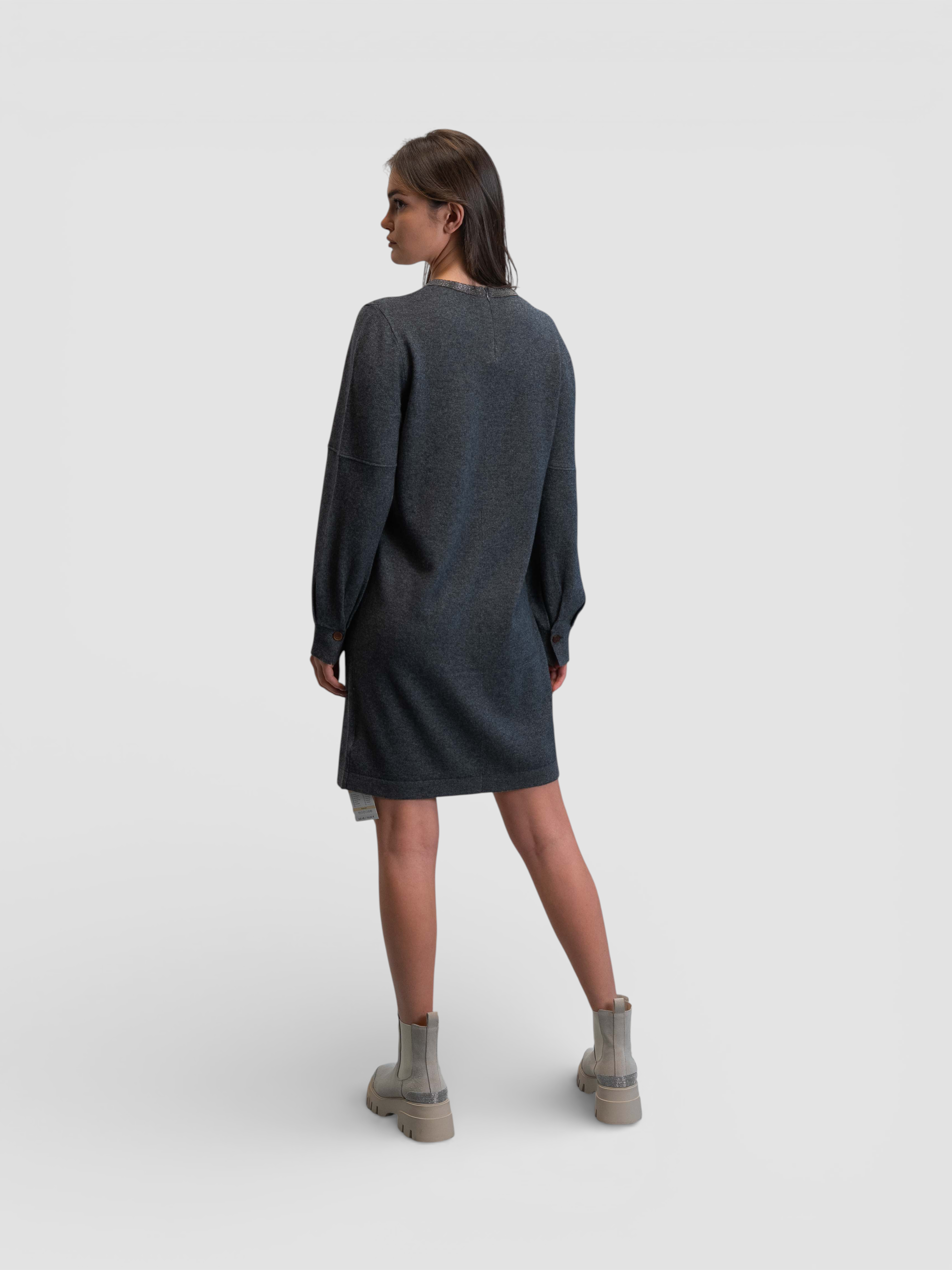 Плетена рокля с дълъг ръкав и блестящ детайл на яката в тъмносив меланж