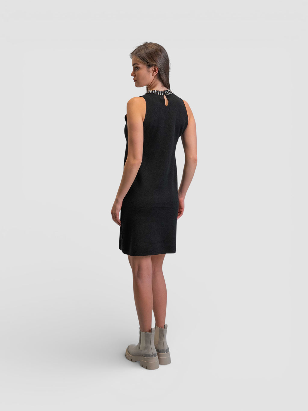 Плетена рокля без ръкави с декоративни камъни около яката